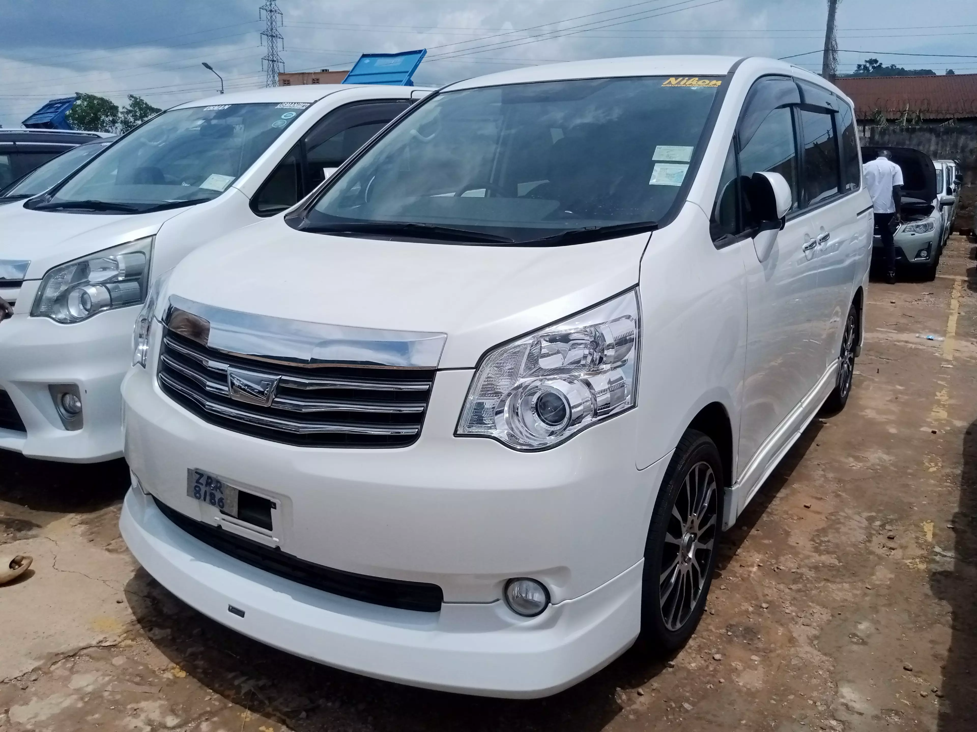 Toyota Noah   - 2011
