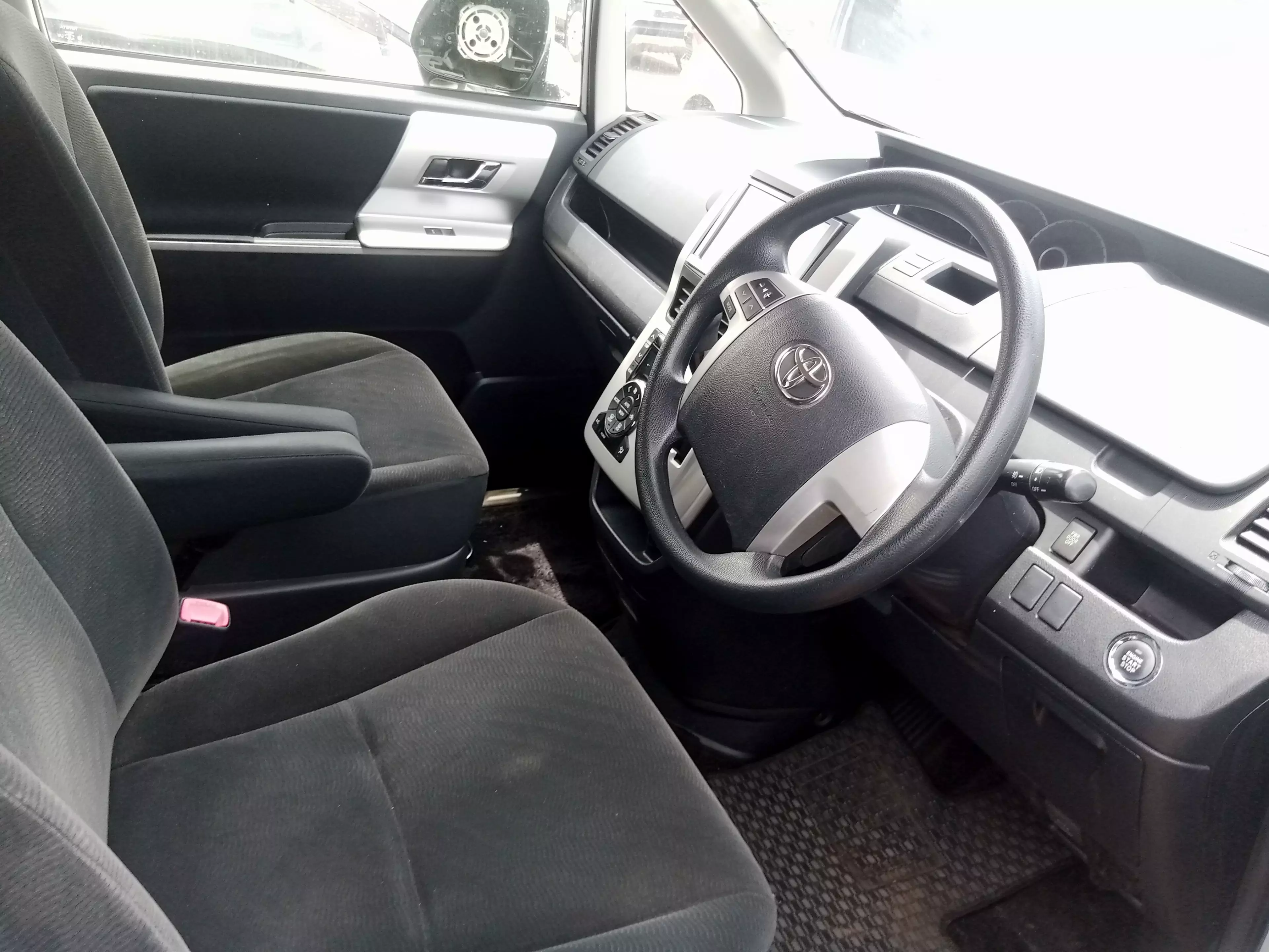 Toyota Noah   - 2011