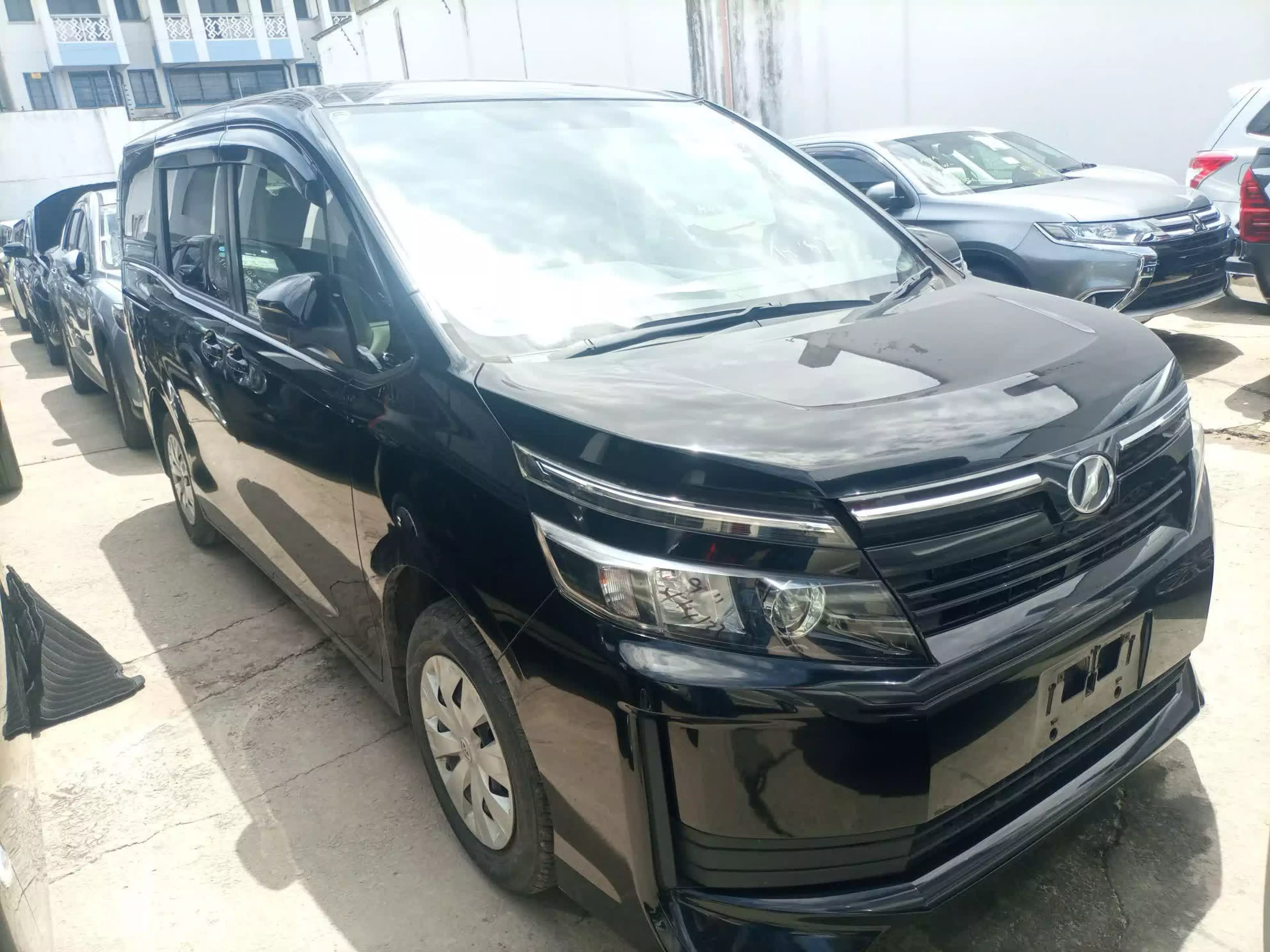 Toyota Voxy  - 2016
