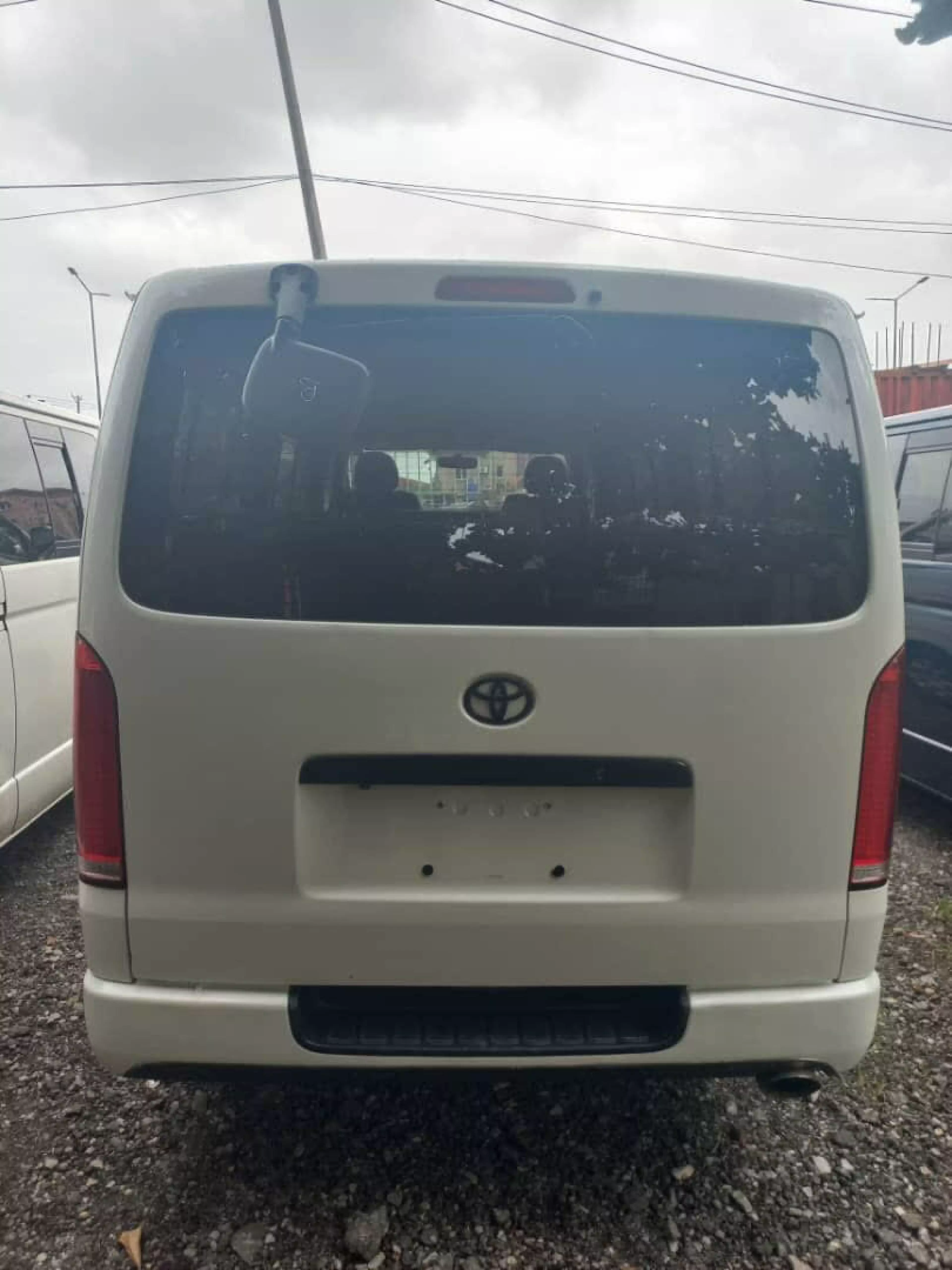 Toyota Hiace   - 2011