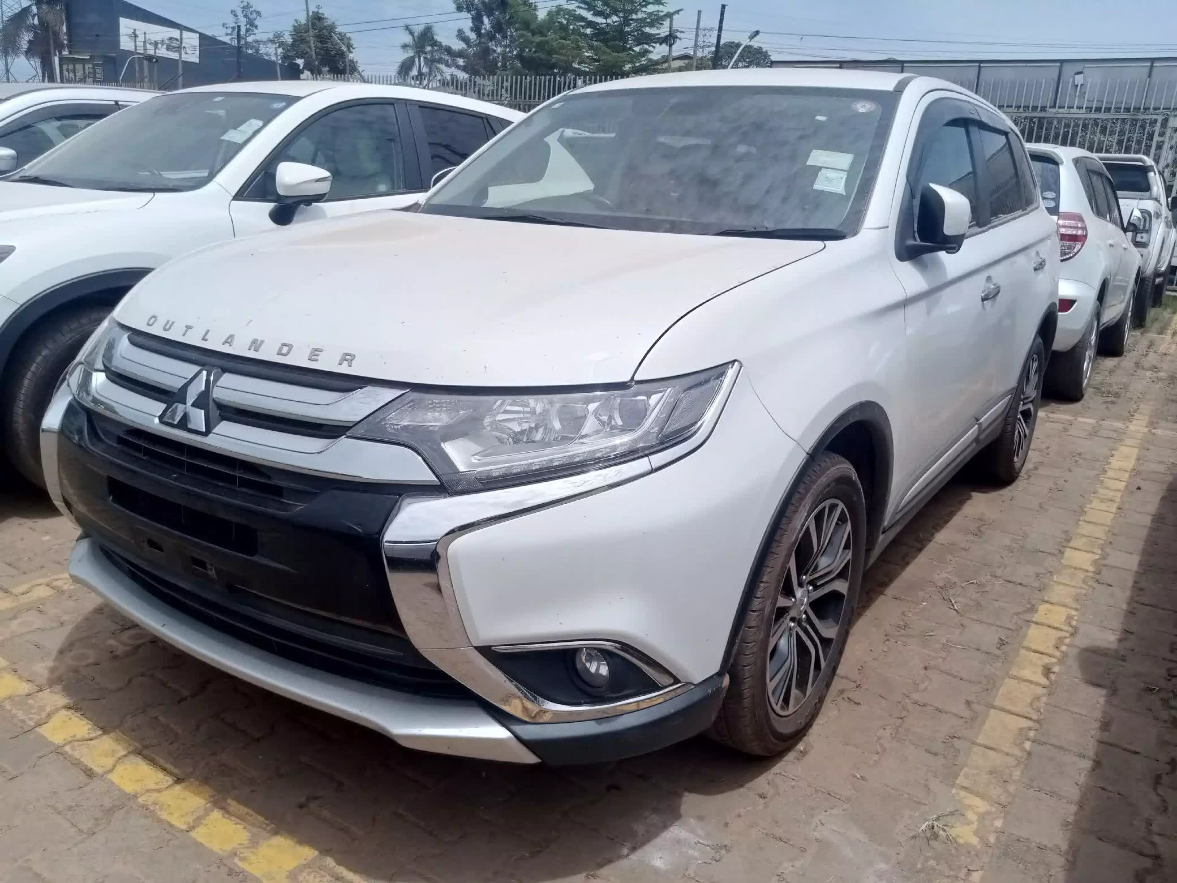 Mitsubishi OUTLANDER - 2015