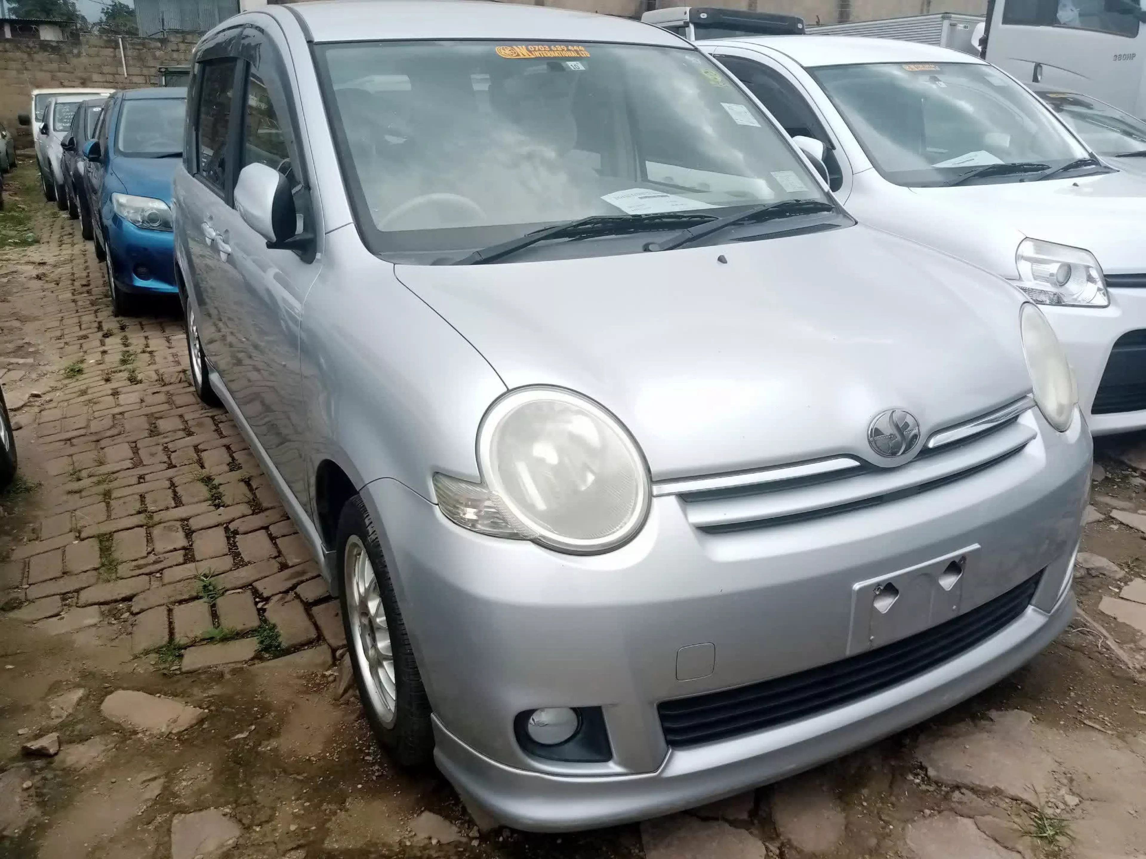 Toyota Sienta - 2009