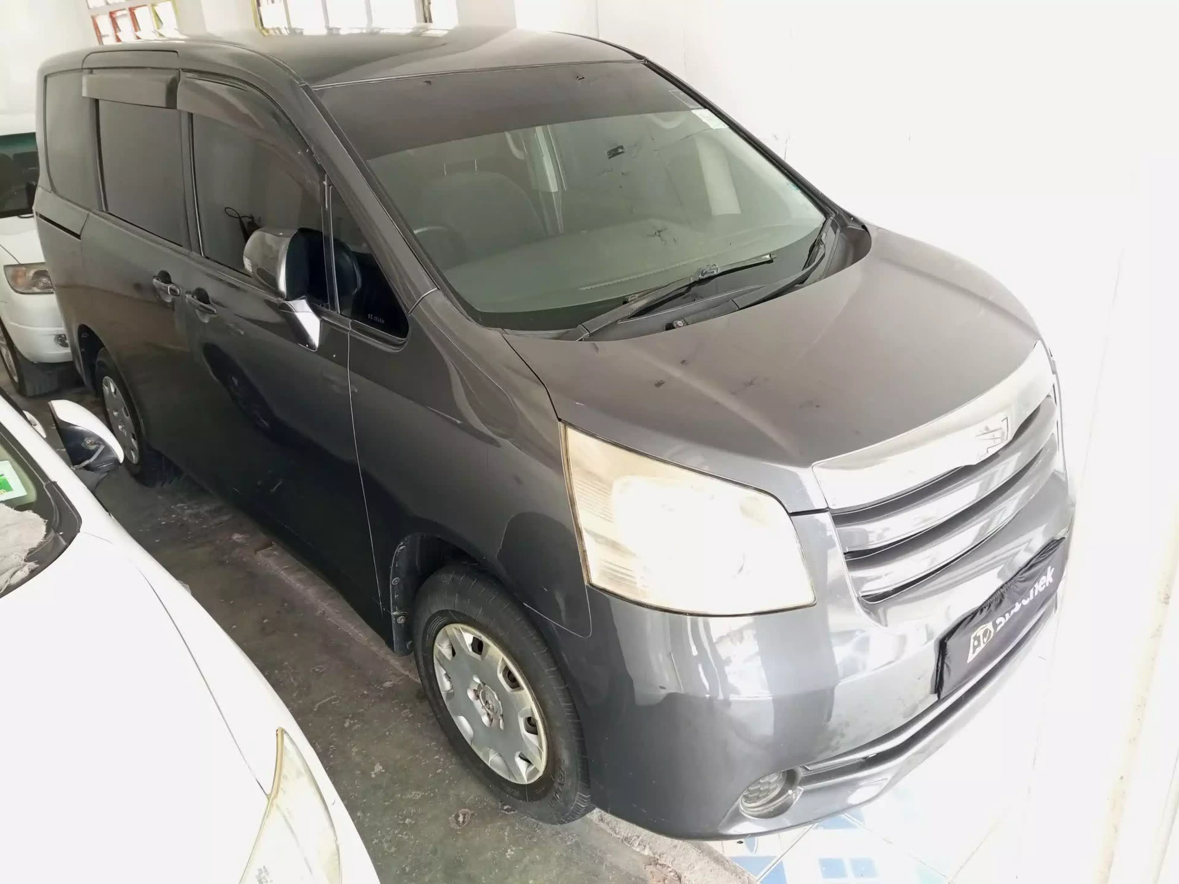 Toyota Noah - 2009