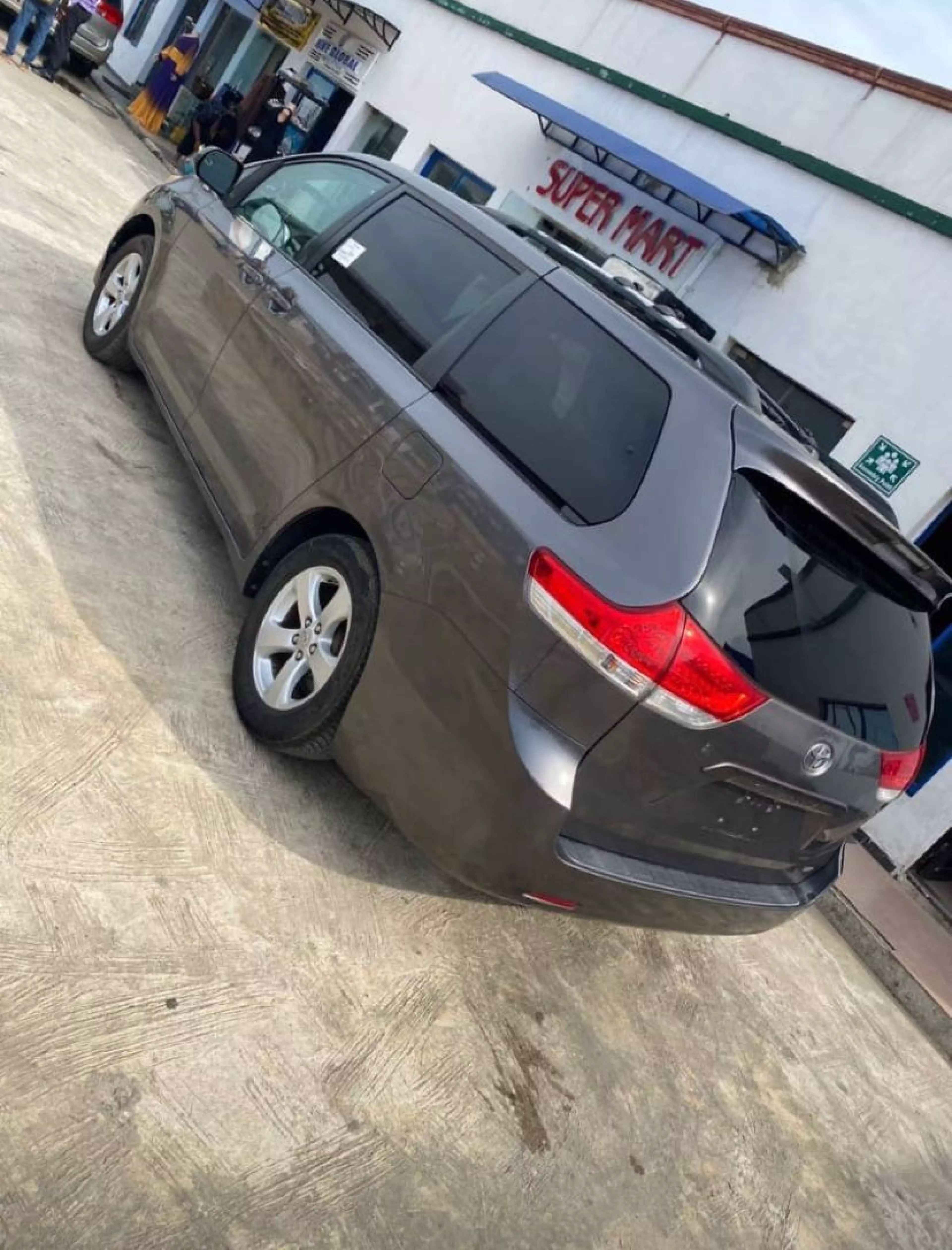 Toyota Sienna - 2011