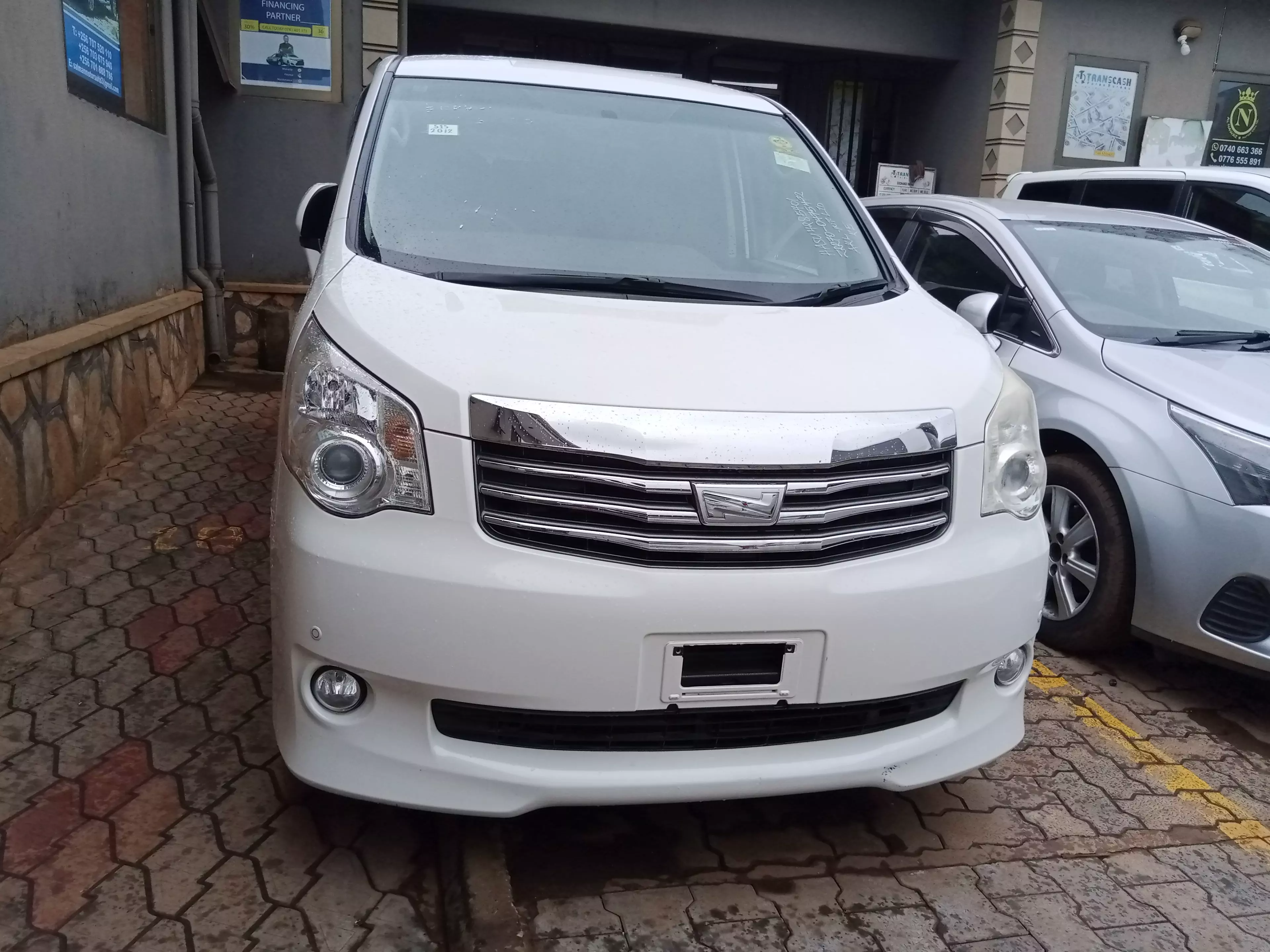 Toyota Noah   - 2012