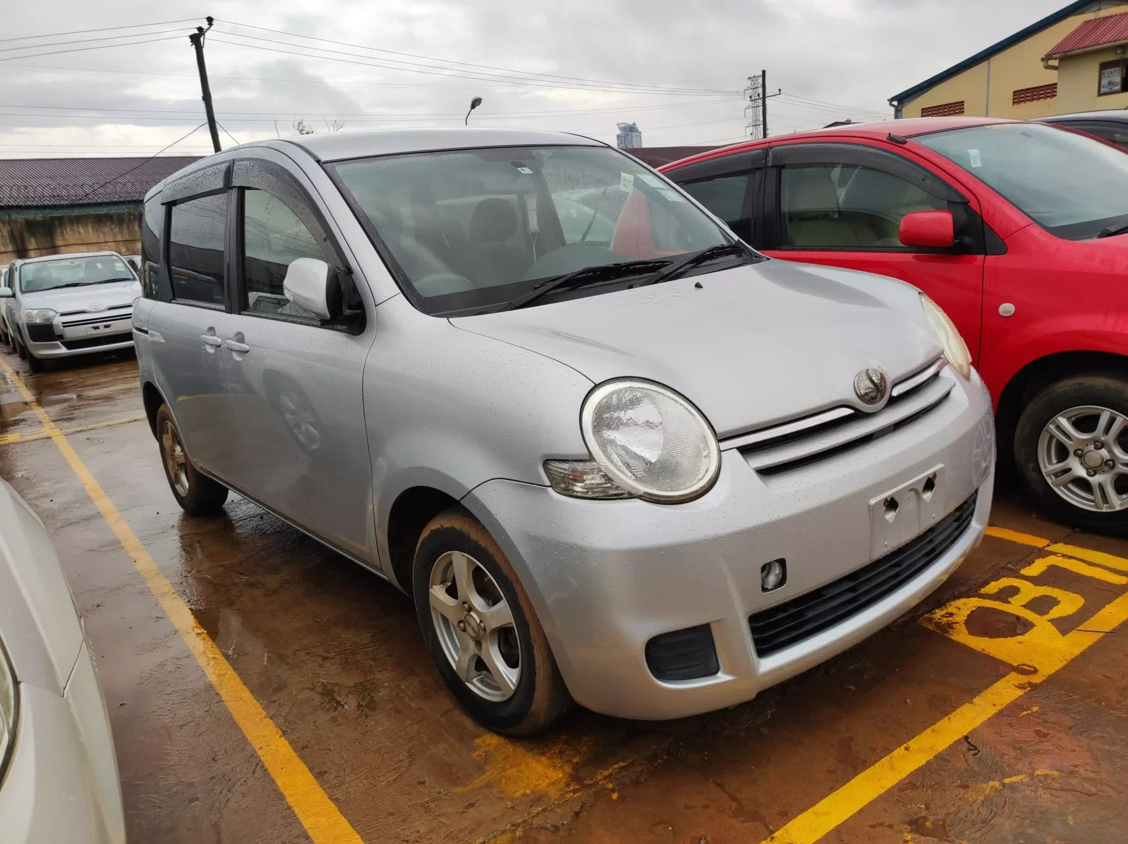 Toyota Sienta - 2010