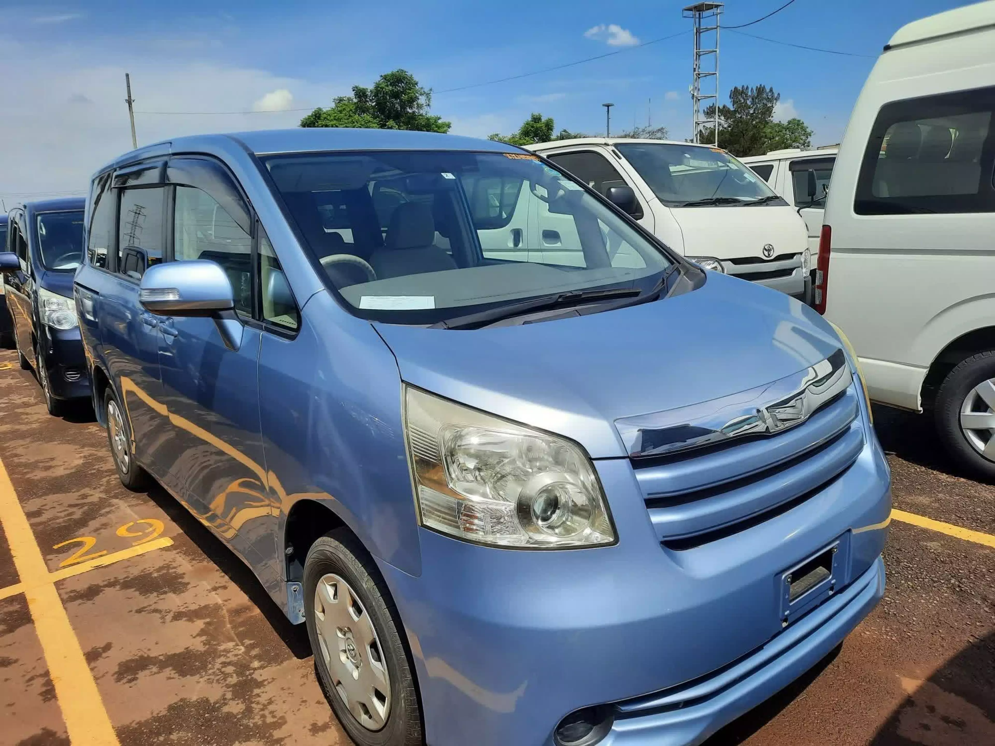 Toyota Noah - 2010