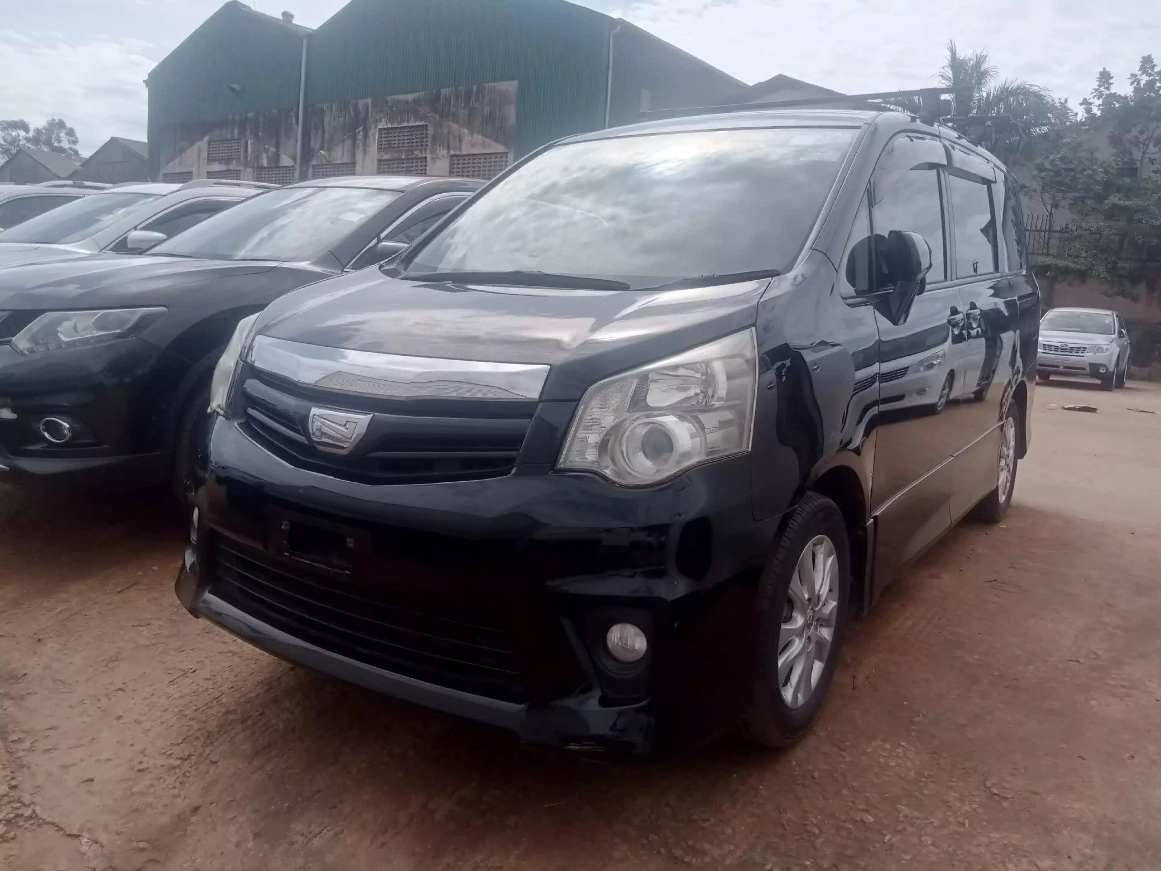 Toyota Noah - 2011
