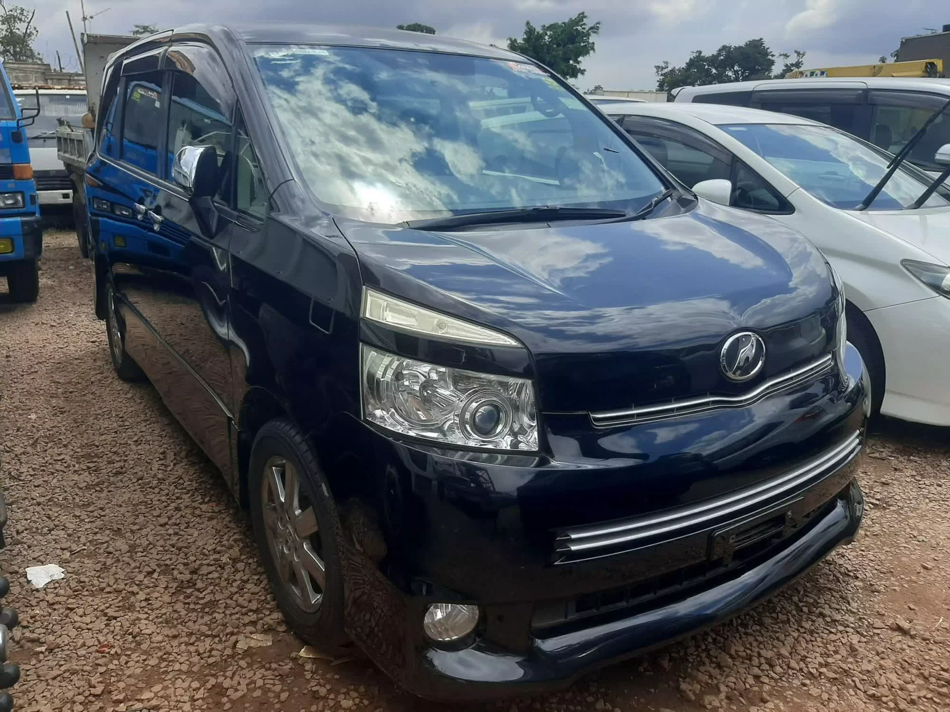 Toyota Voxy  - 2009