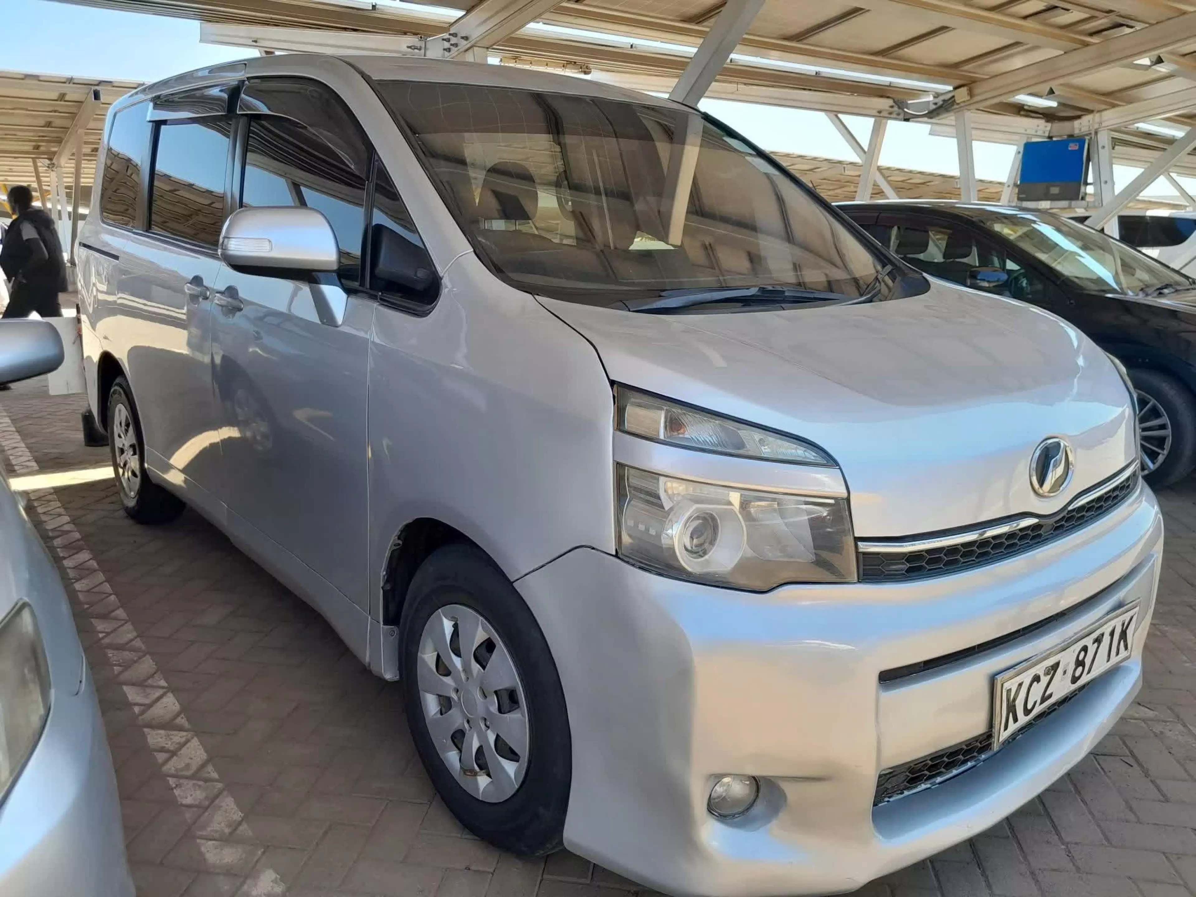 Toyota Voxy  - 2013