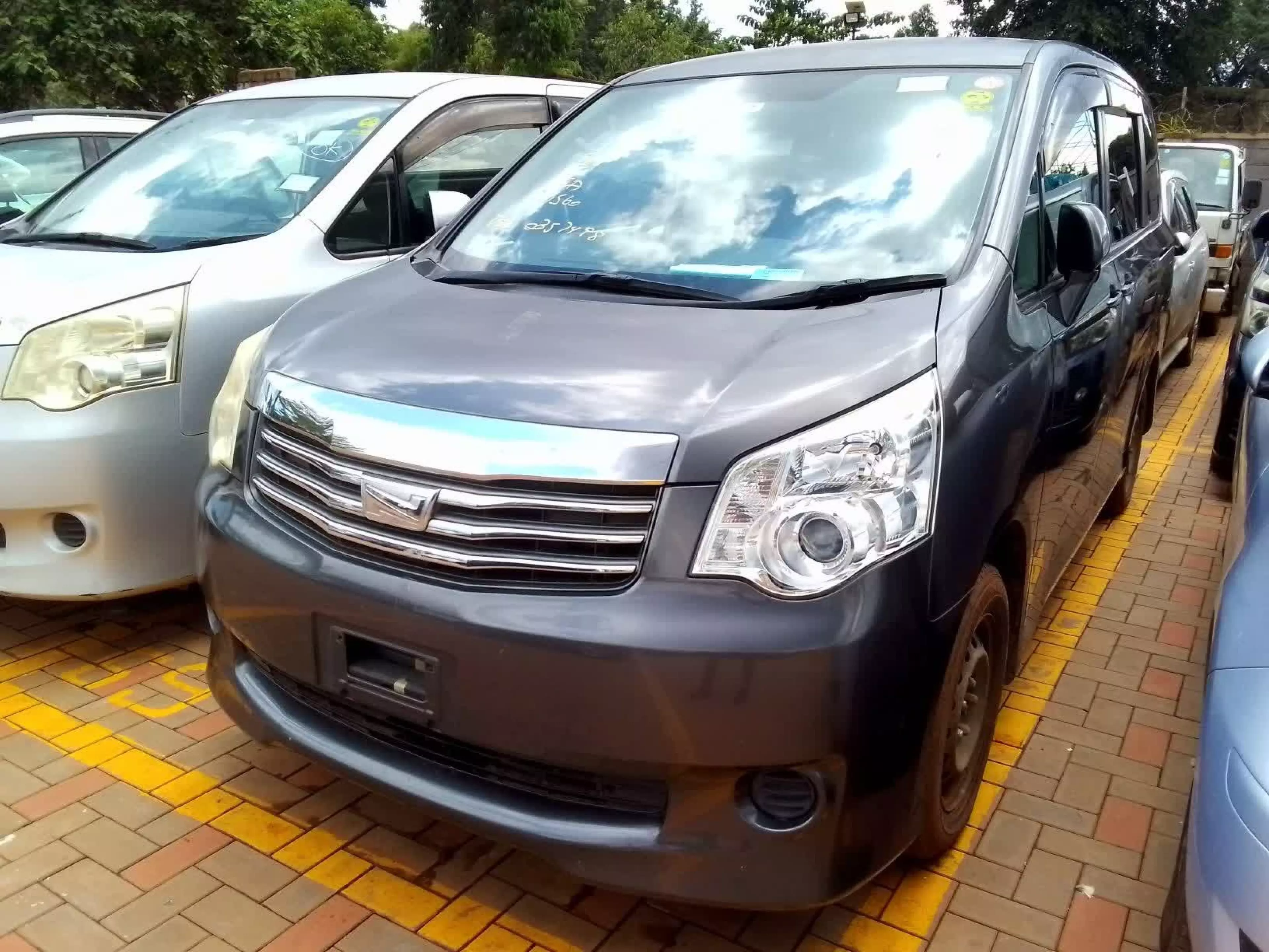 Toyota Noah - 2010