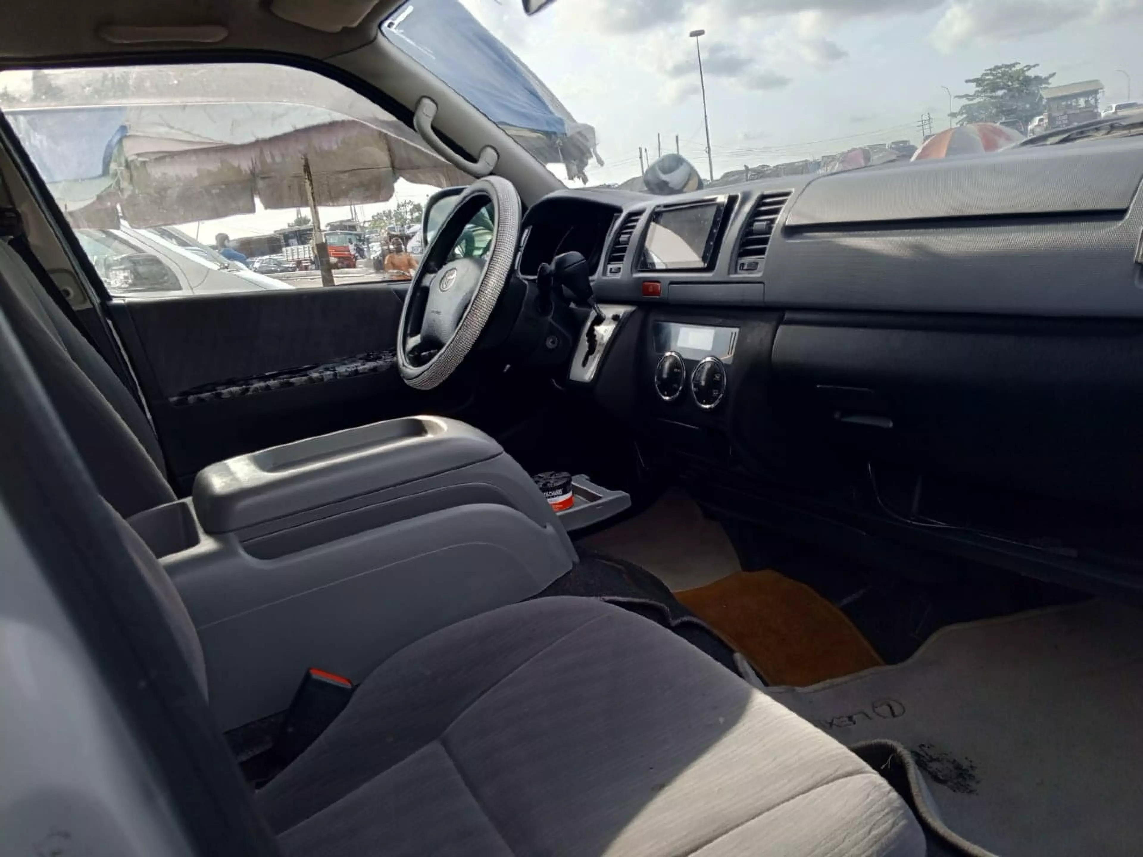 Toyota Hiace   - 2011