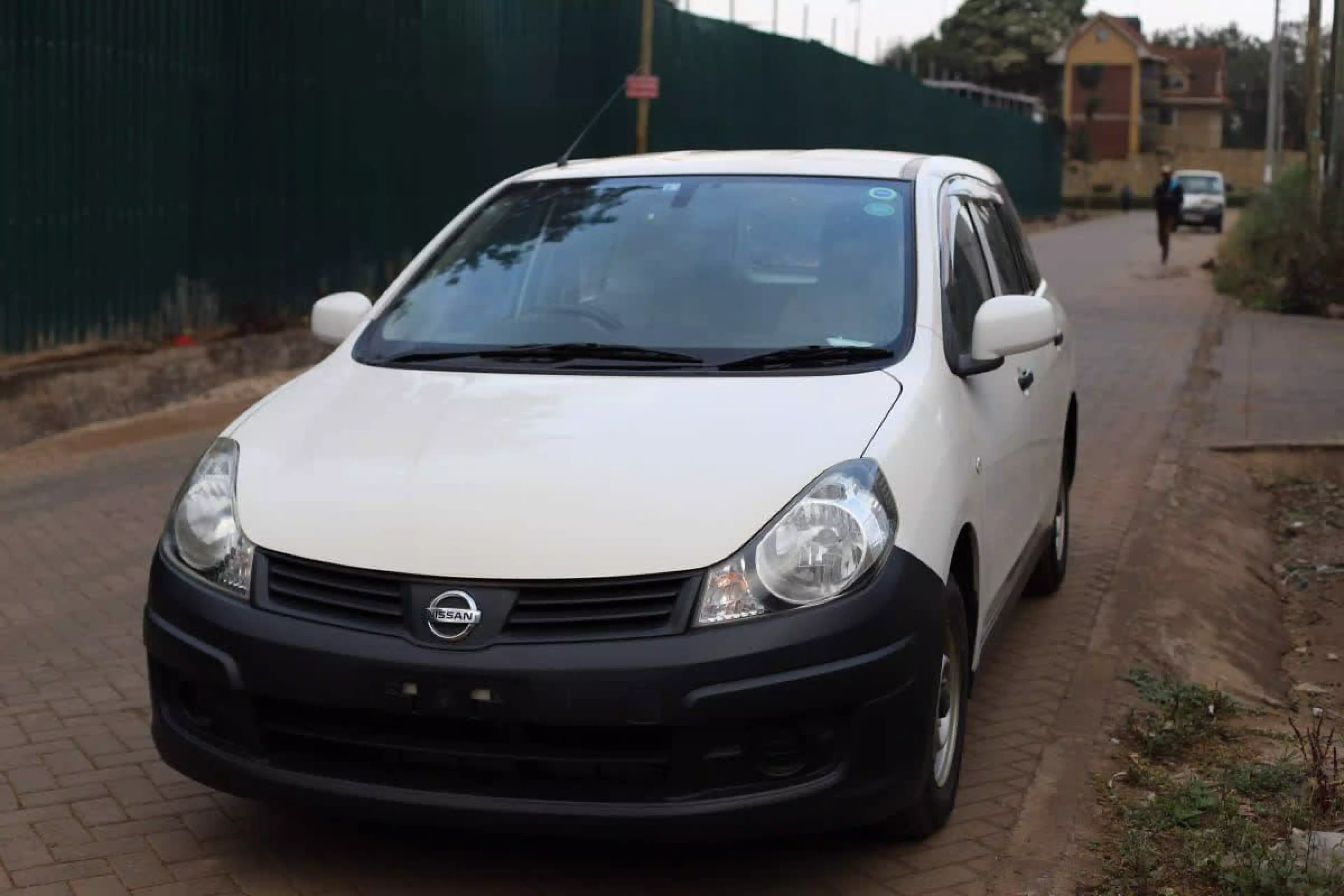 Nissan Advan  - 2015