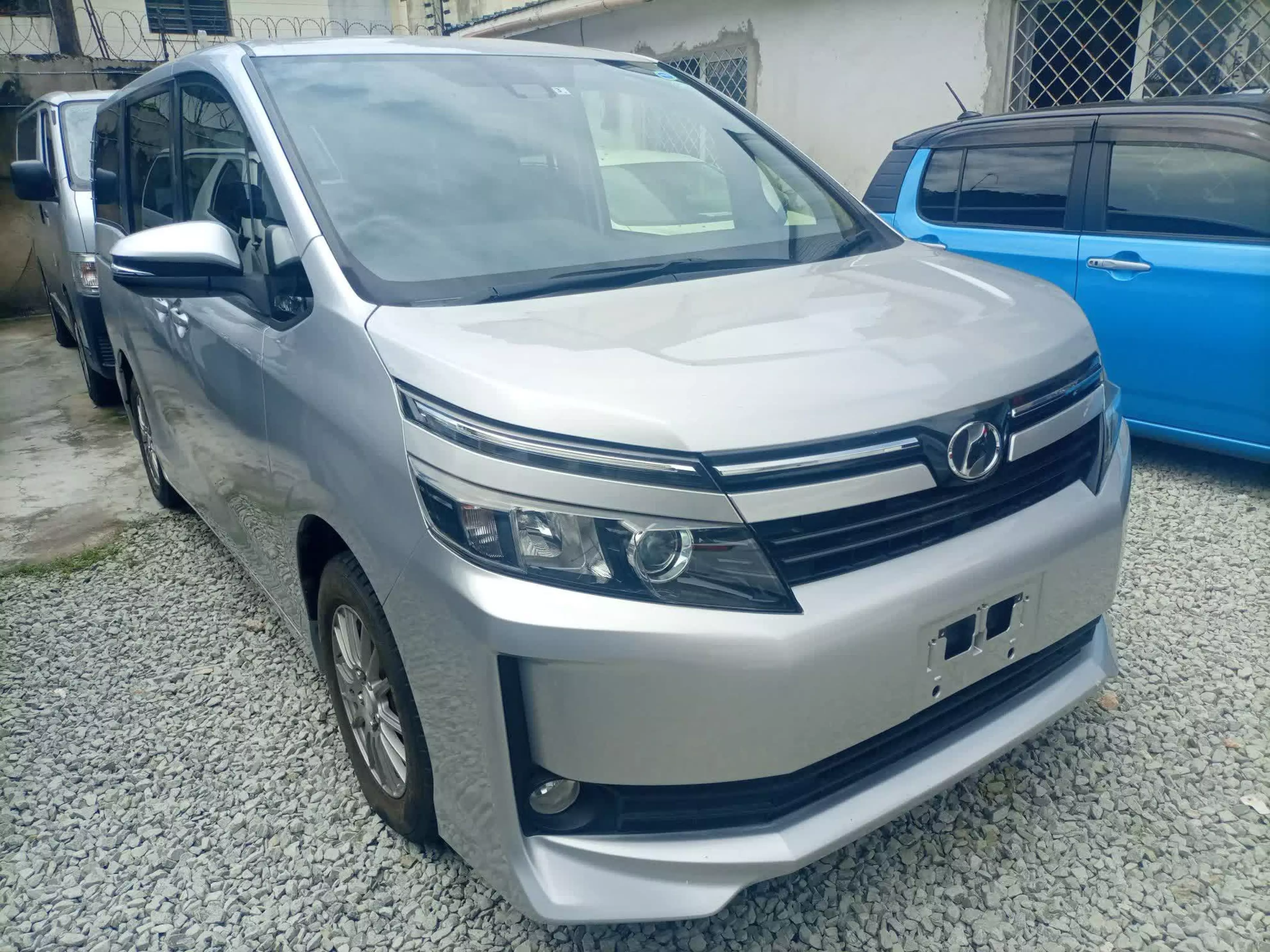 Toyota Voxy  - 2016