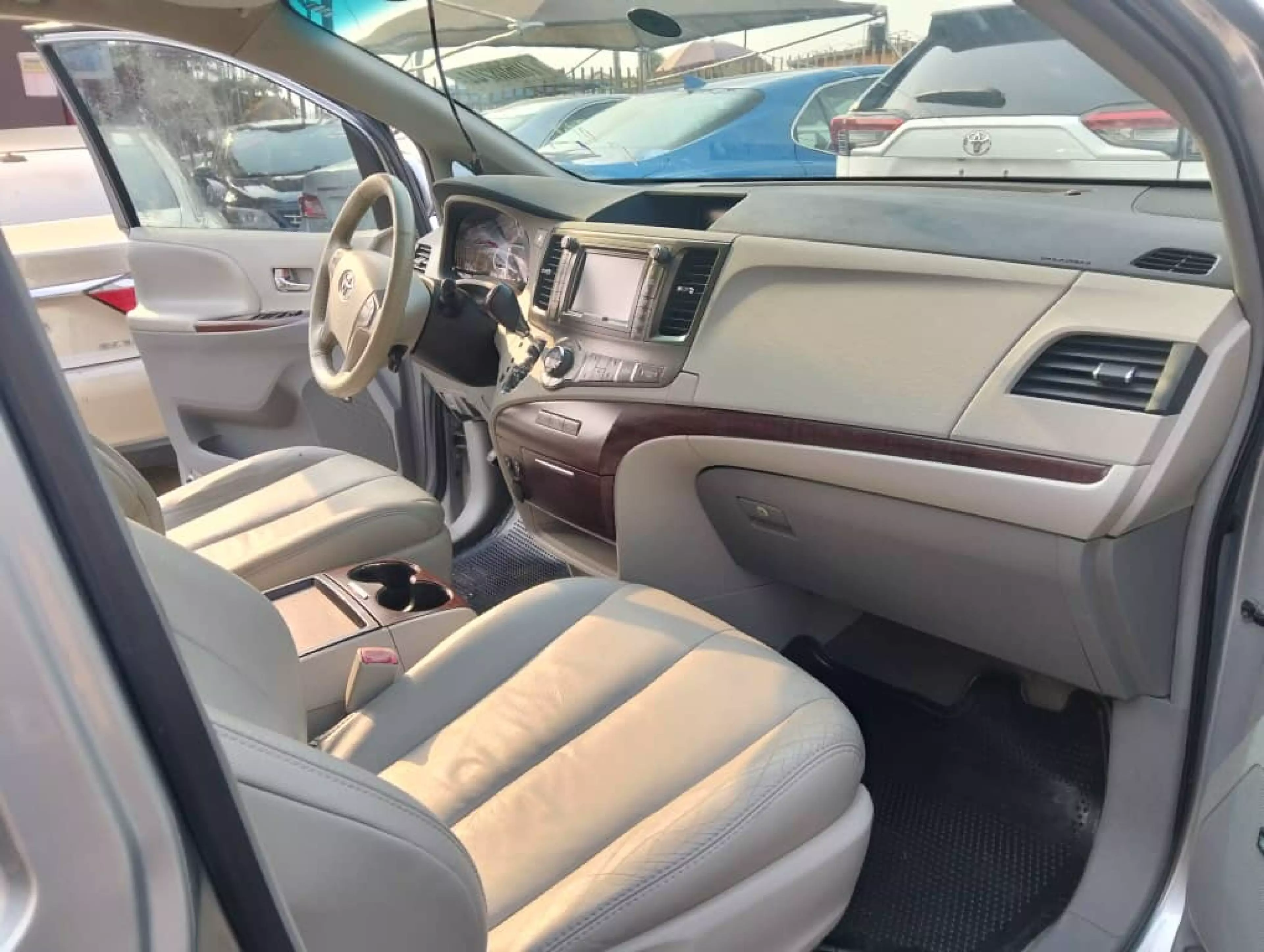Toyota Sienna   - 2011
