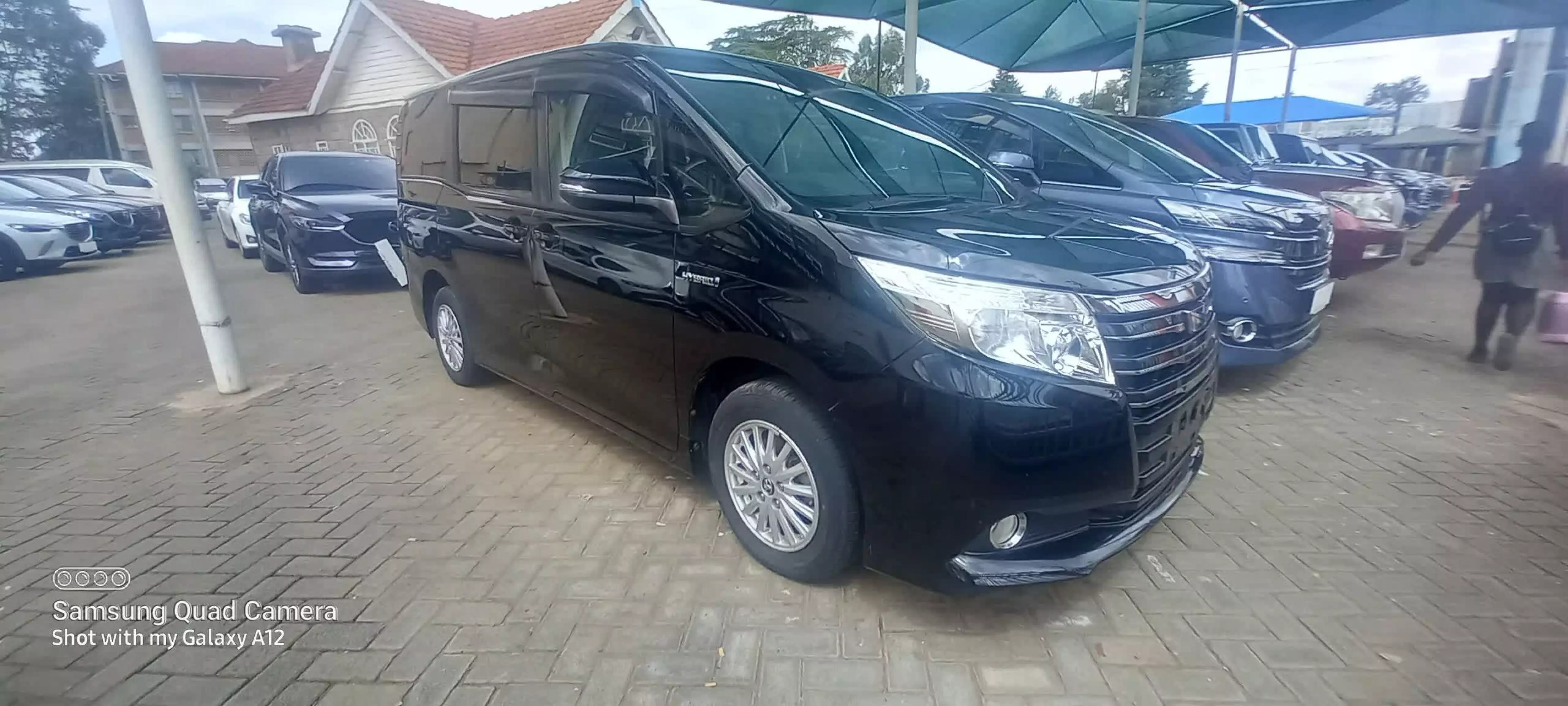 Toyota Noah - 2016