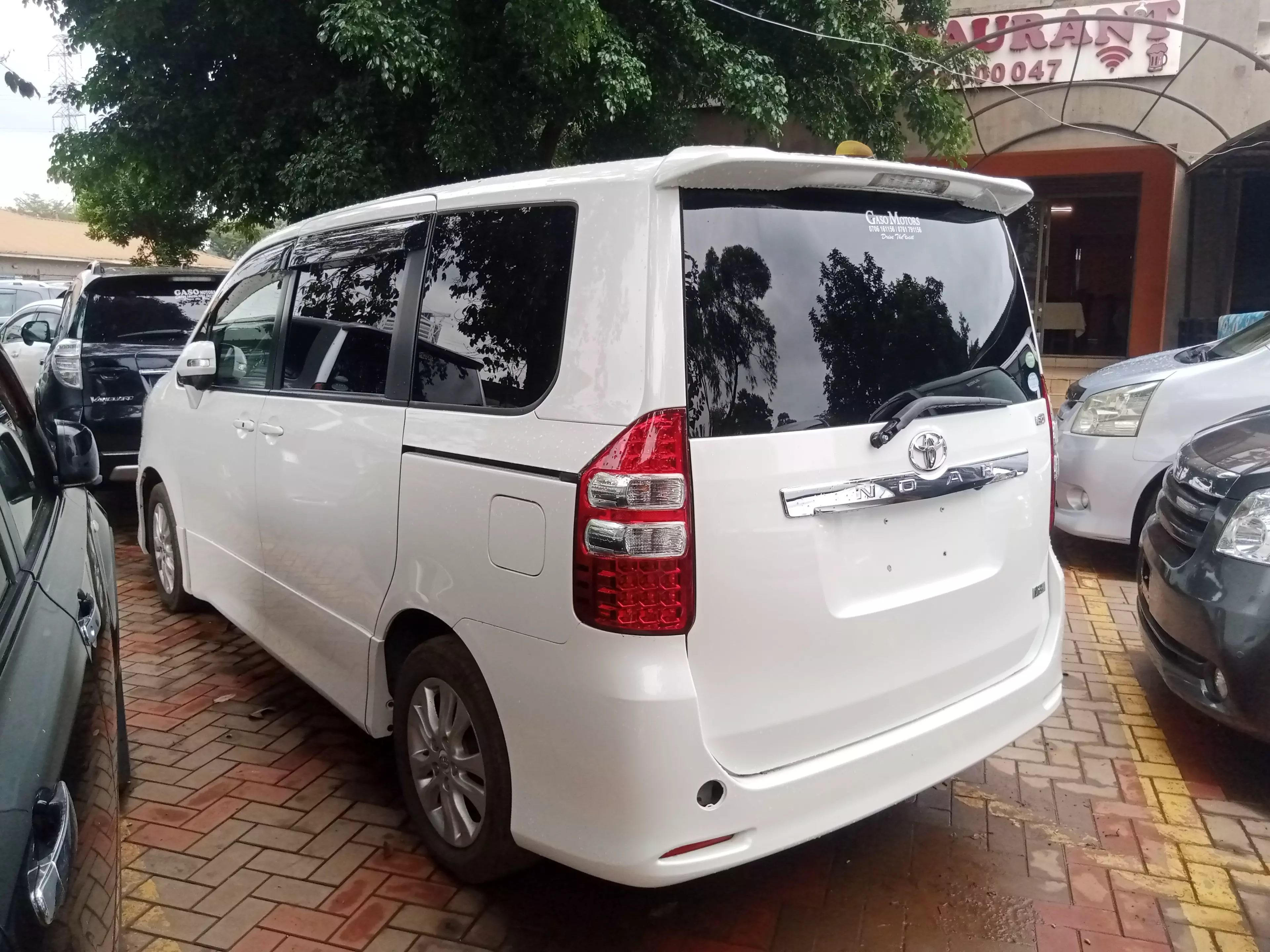 Toyota Noah   - 2012