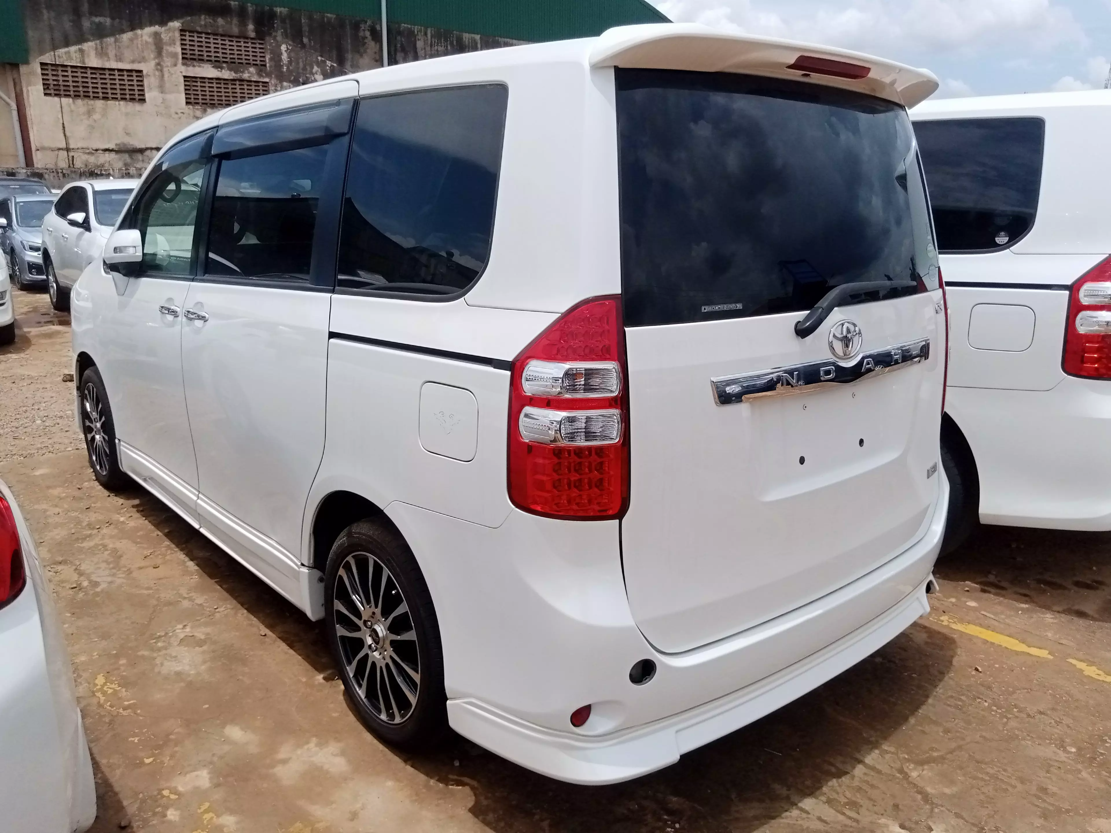 Toyota Noah   - 2011