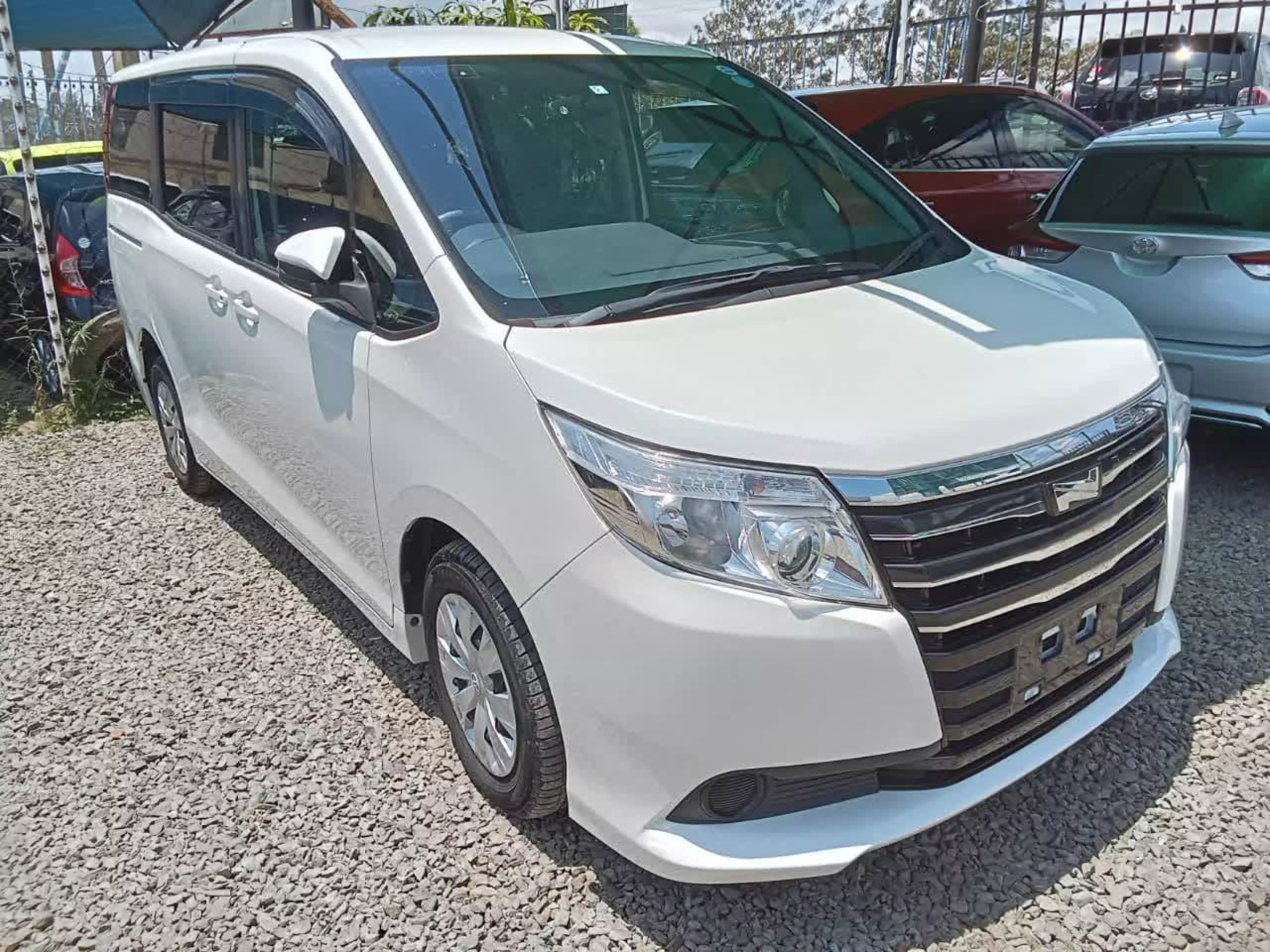 Toyota Noah Hybrid - 2016