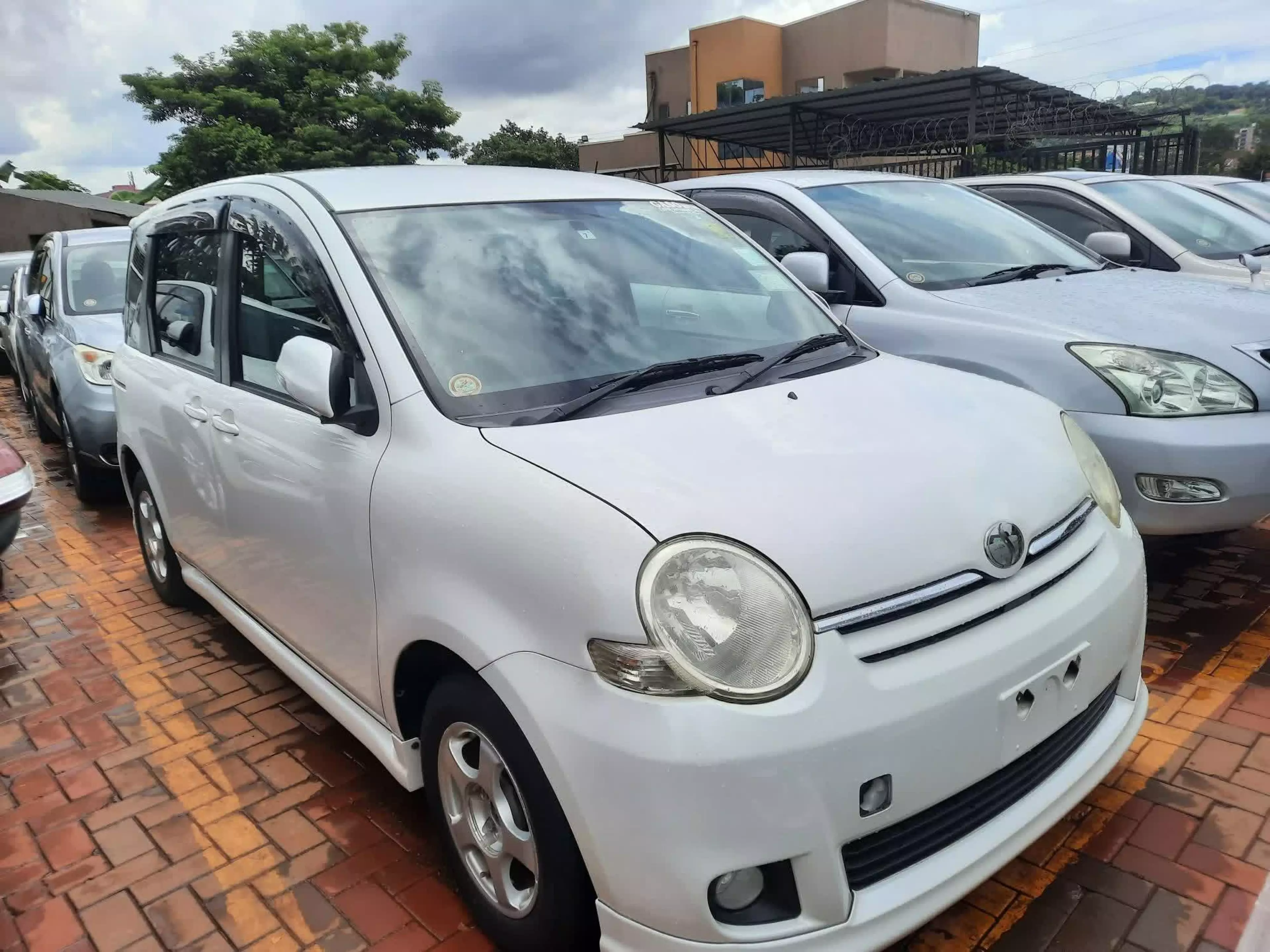Toyota Sienta - 2008