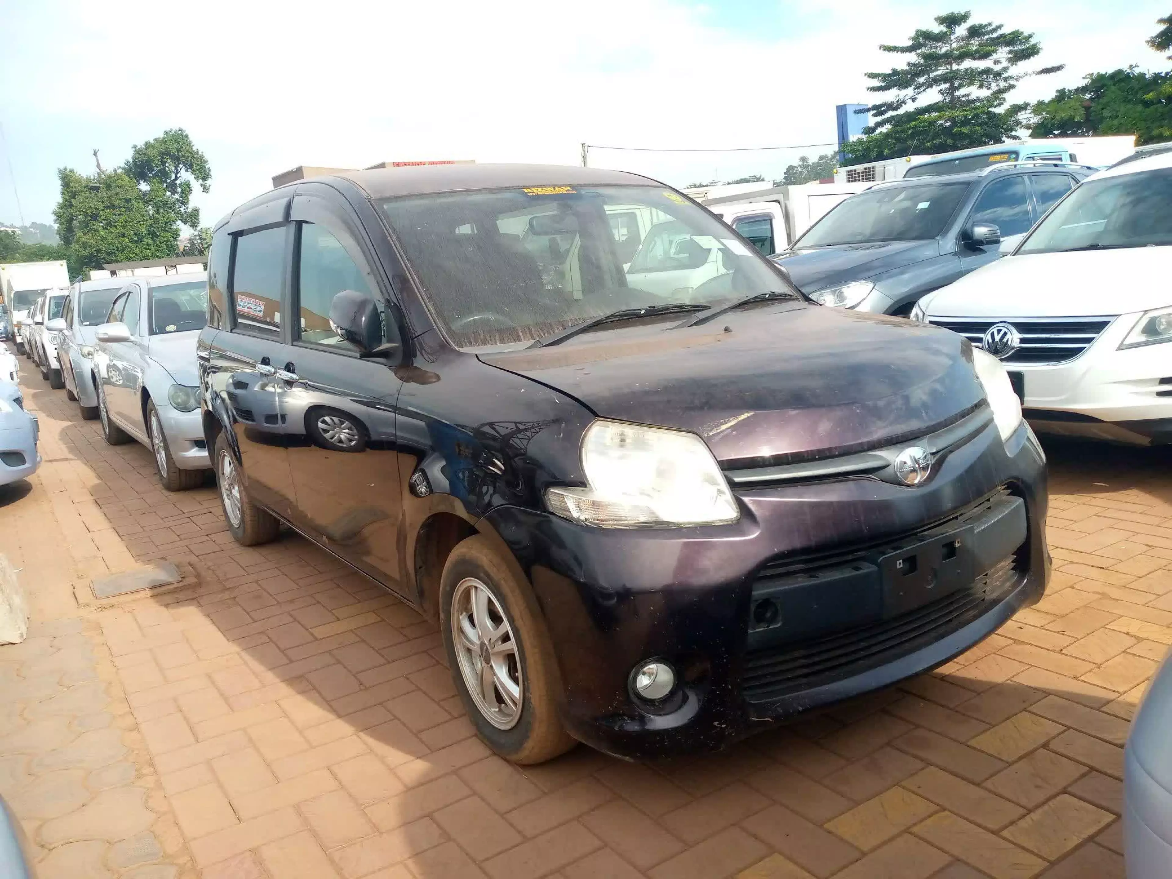 Toyota Sienta - 2011
