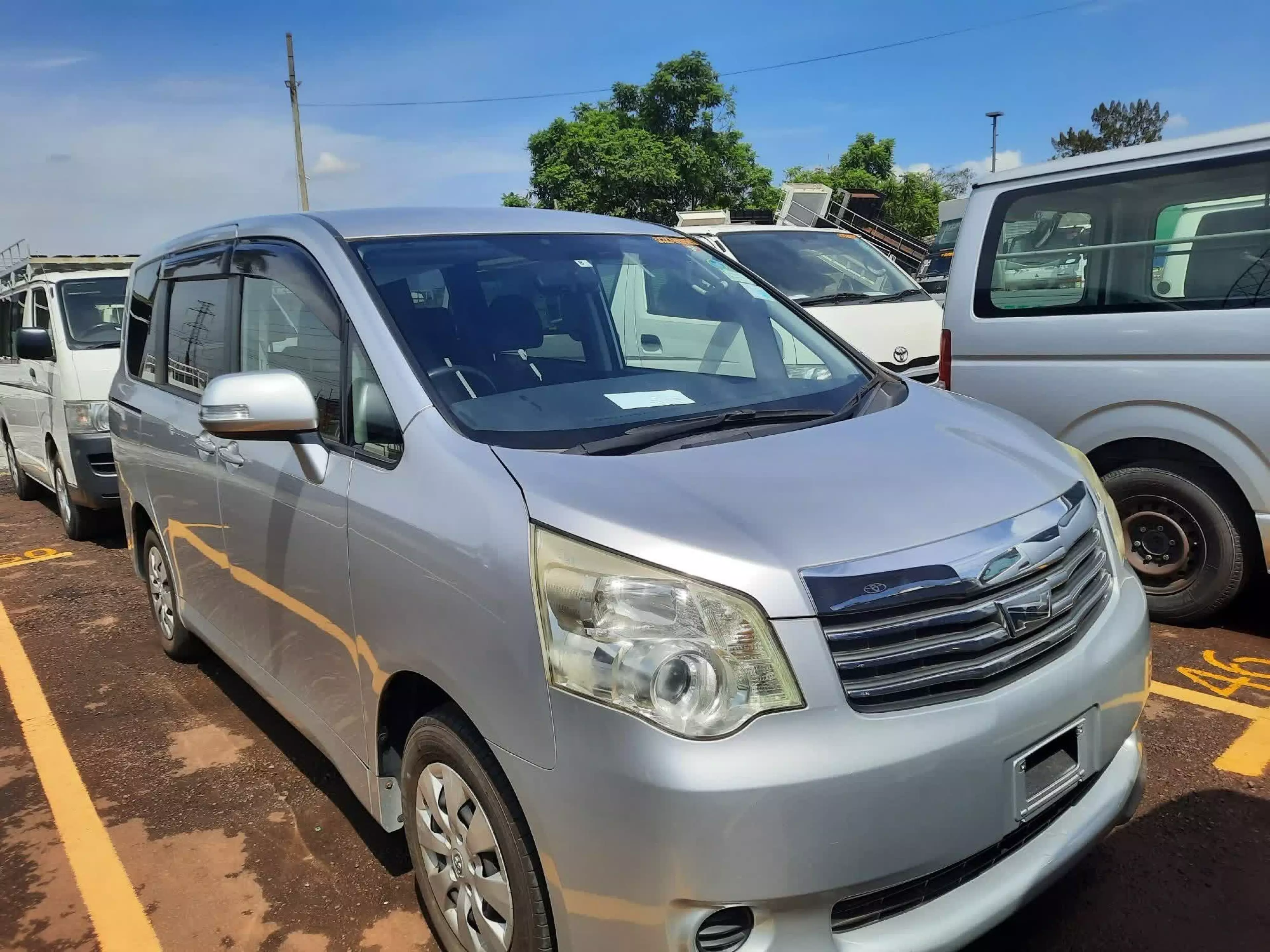 Toyota Noah - 2010