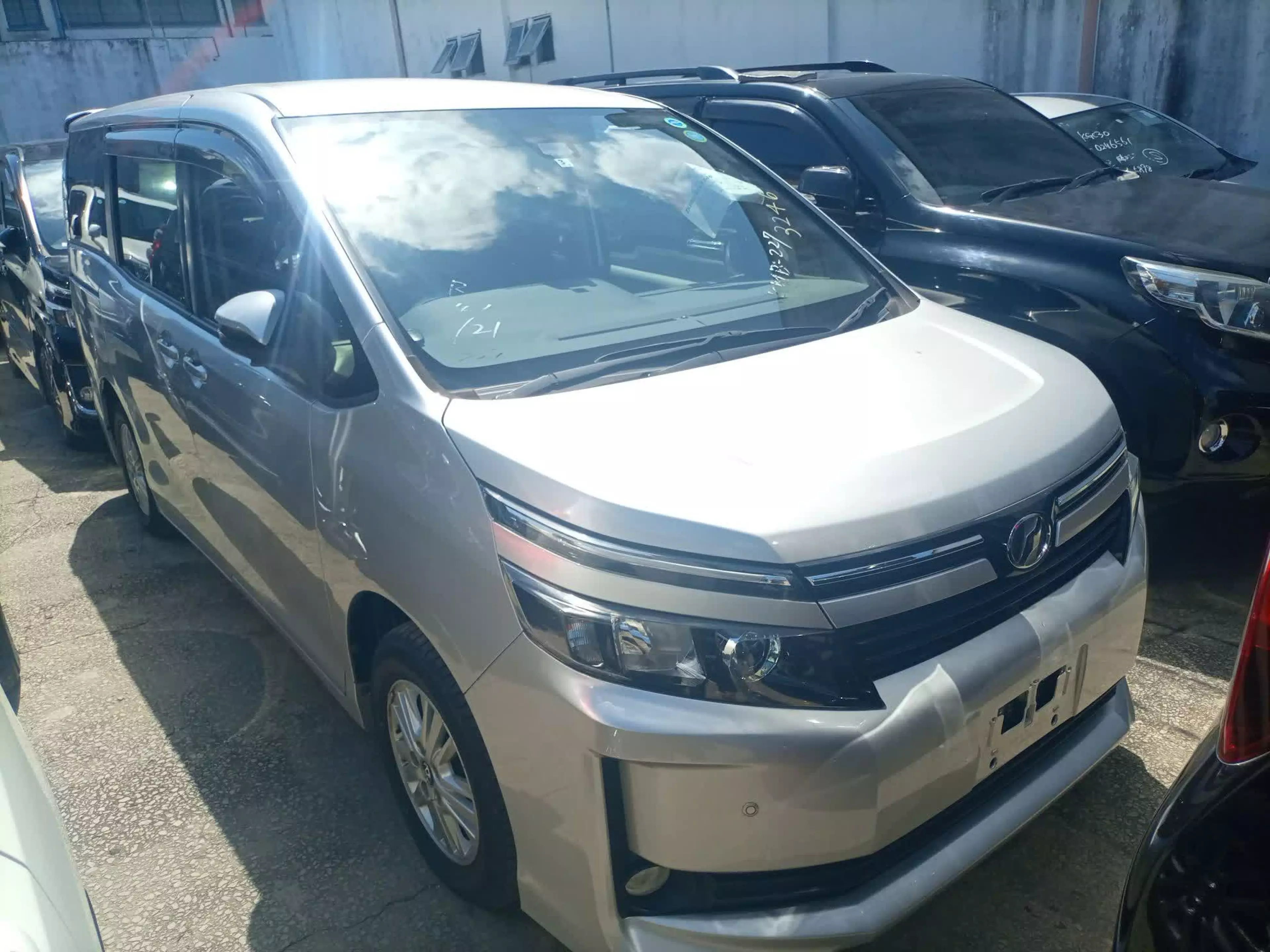 Toyota Voxy  - 2016