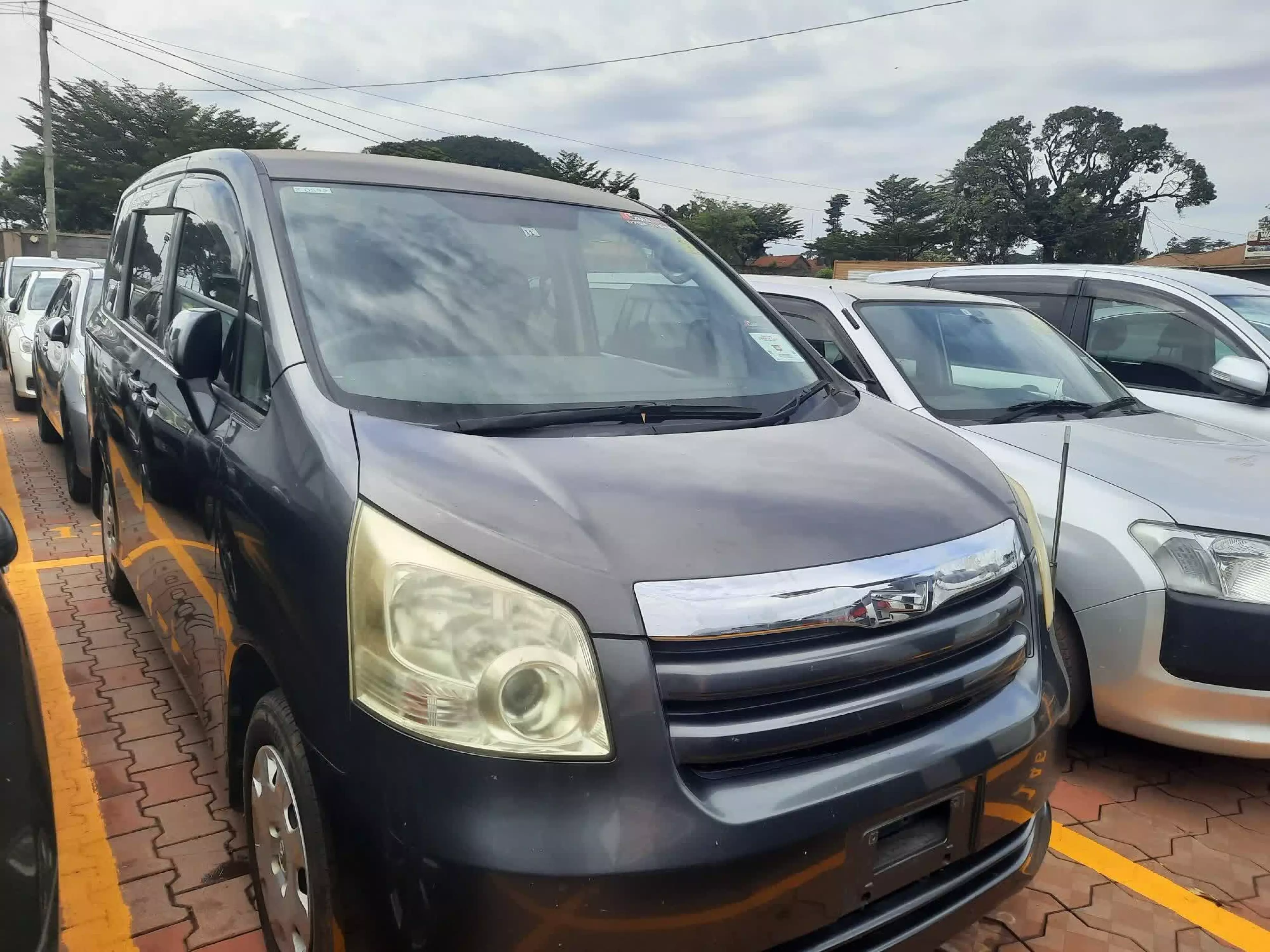 Toyota Noah - 2009