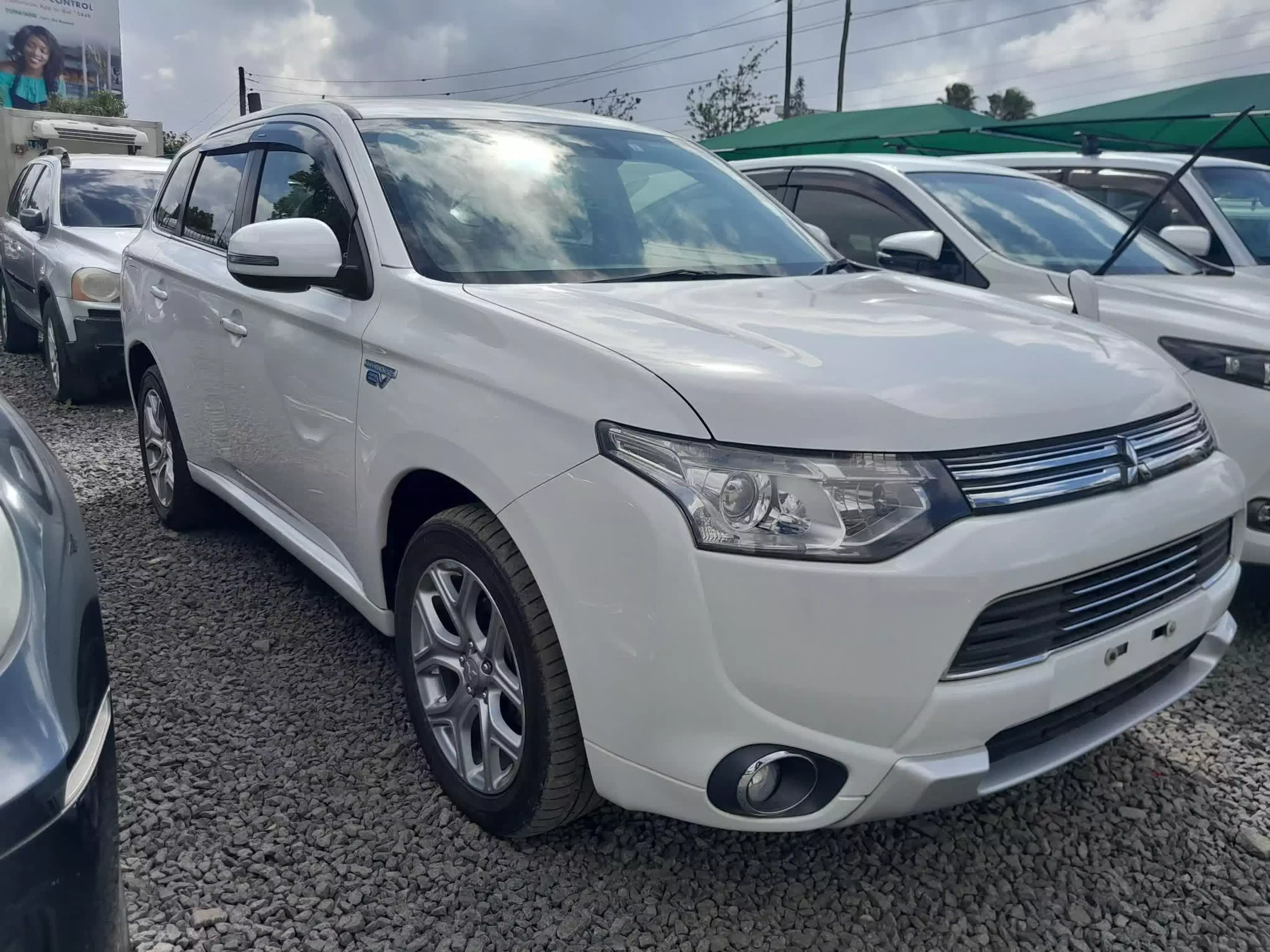 Mitsubishi Plug-in Hybrid Outlander - 2015