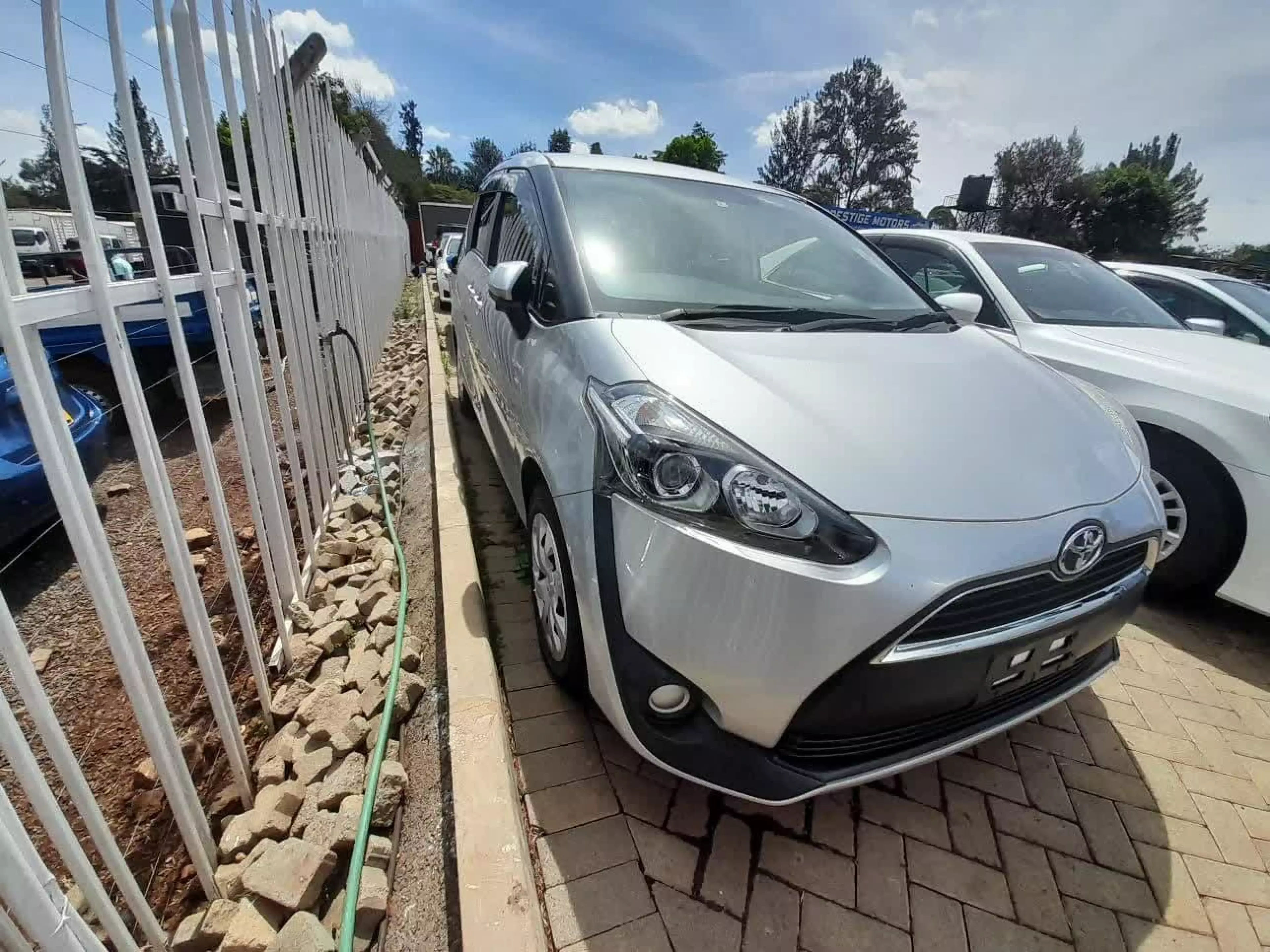 Toyota Sienta - 2015