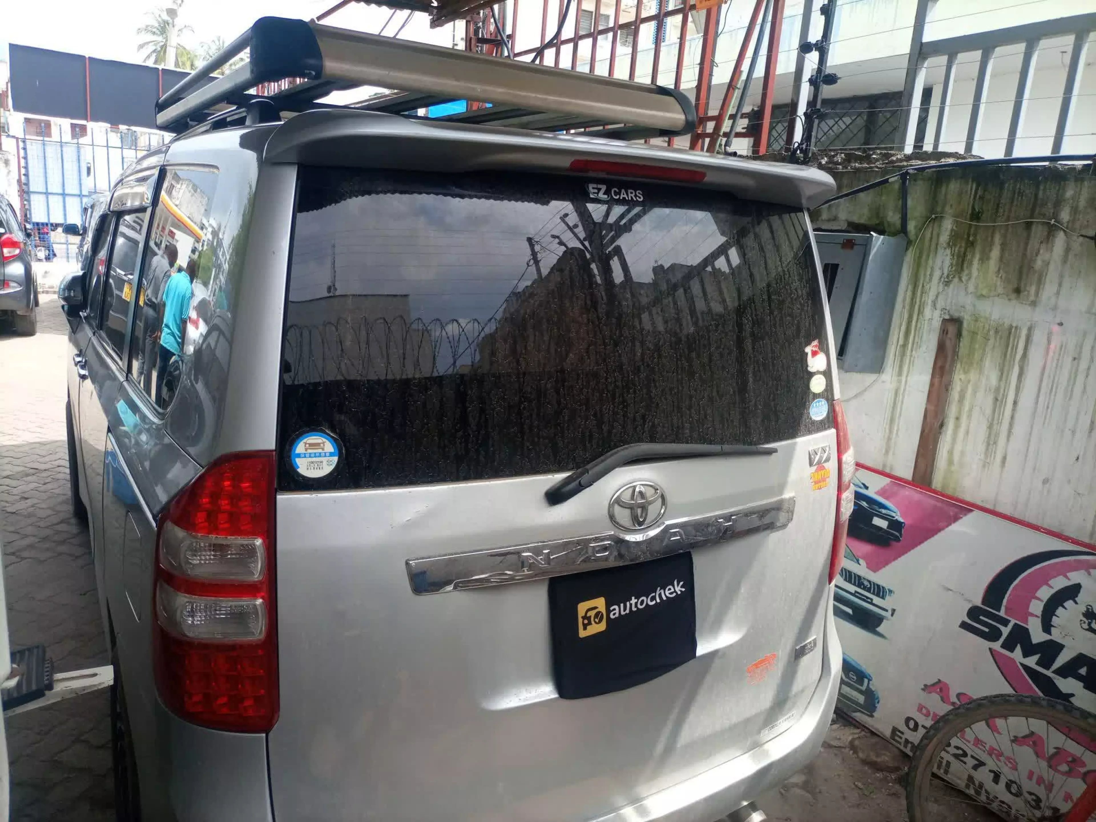 Toyota Noah - 2011