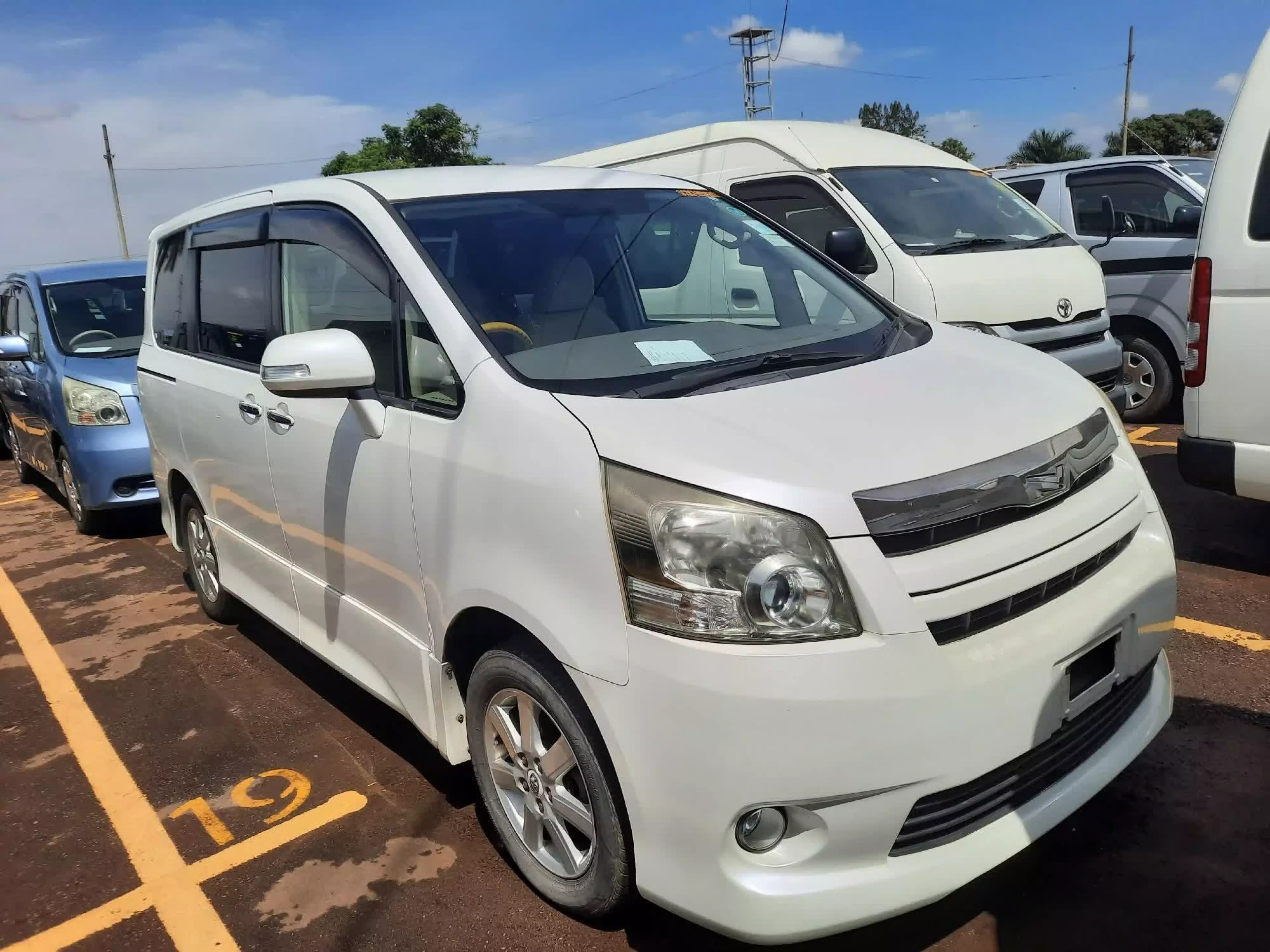 Toyota Noah - 2010