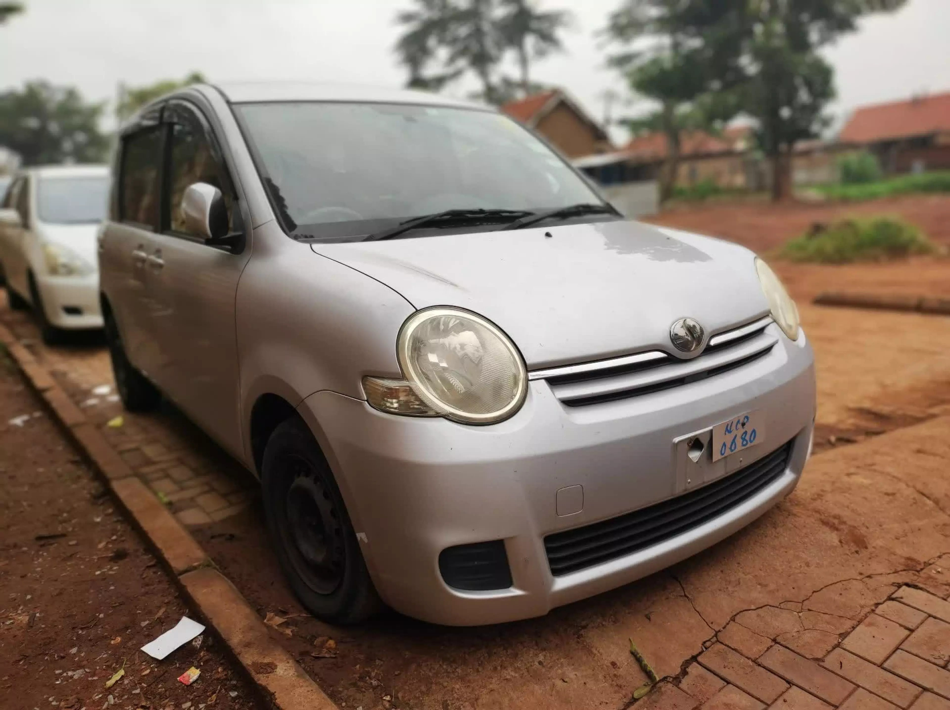 Toyota Sienta - 2009