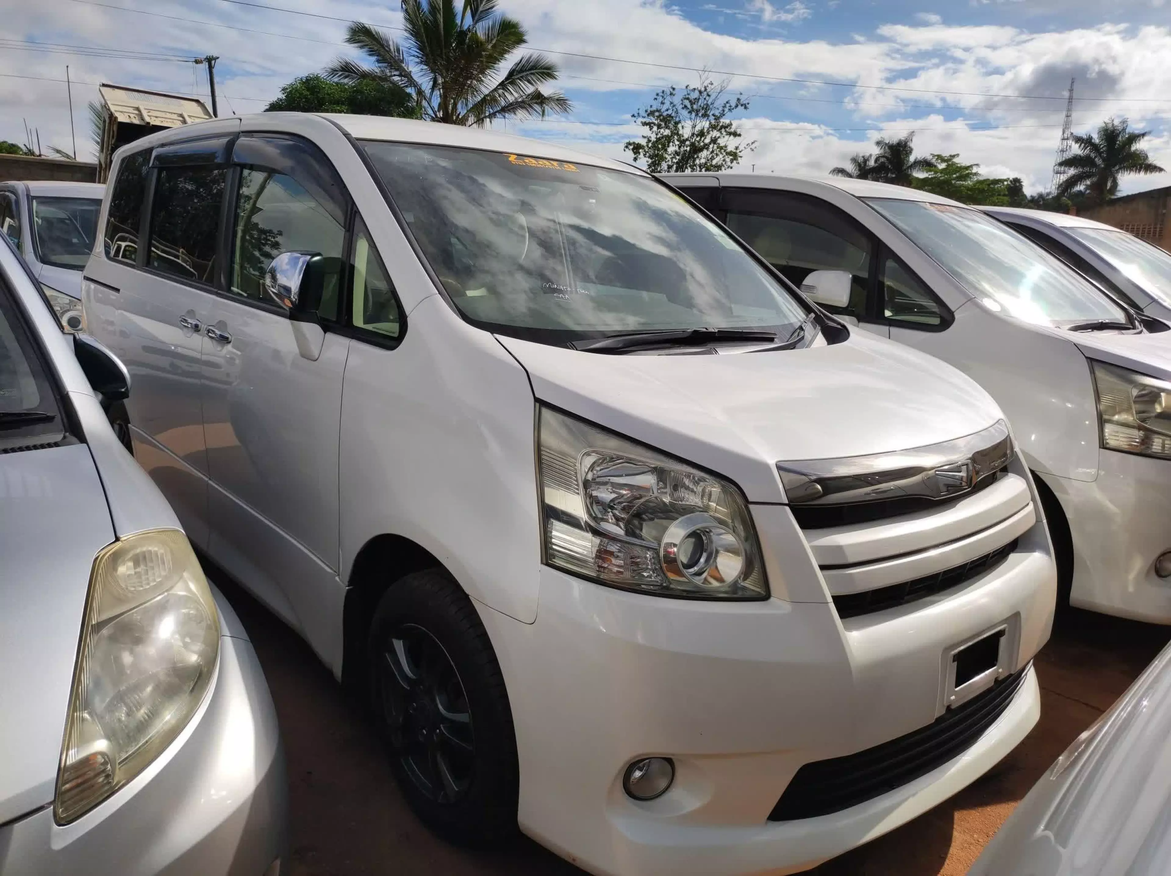 Toyota Noah - 2010