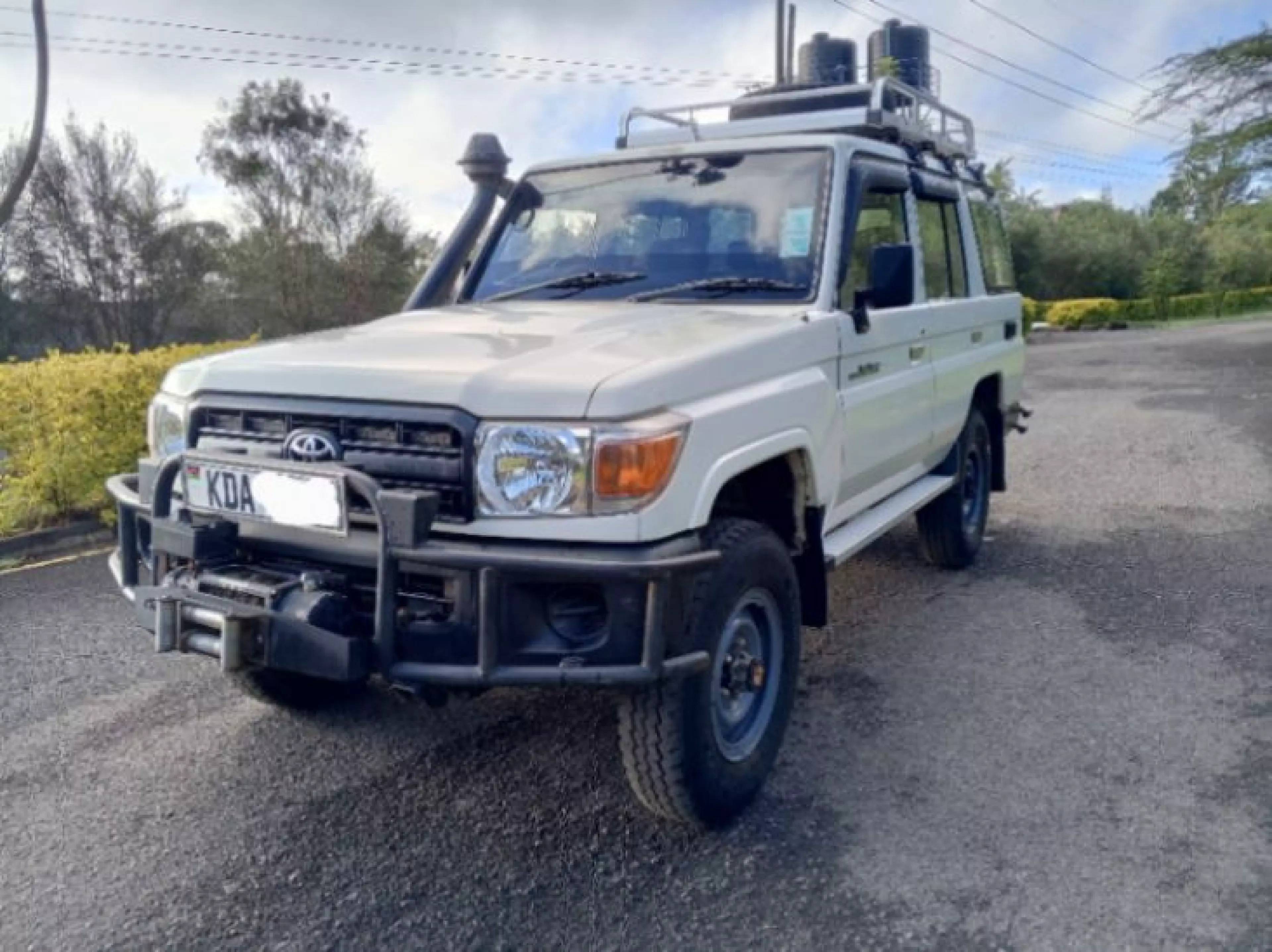 Toyota Land Cruiser 76 hard Top (9 Seater) - 2014
