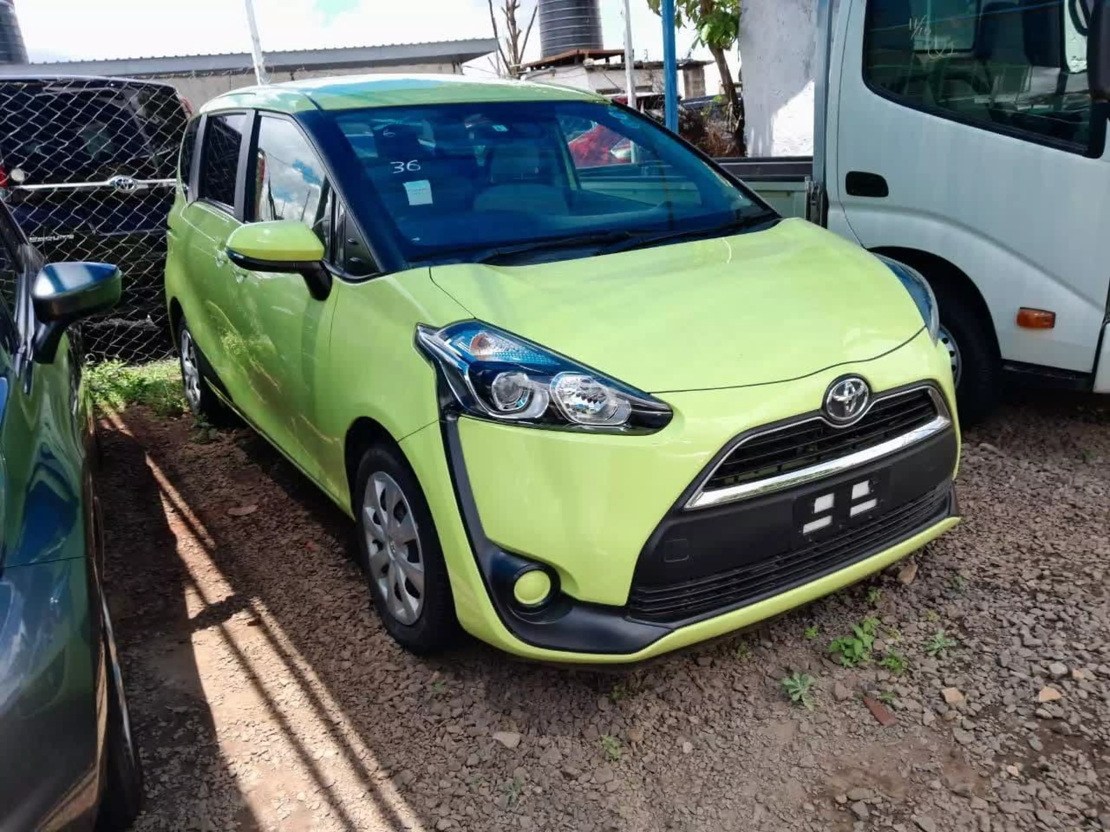 Toyota Sienta - 2016