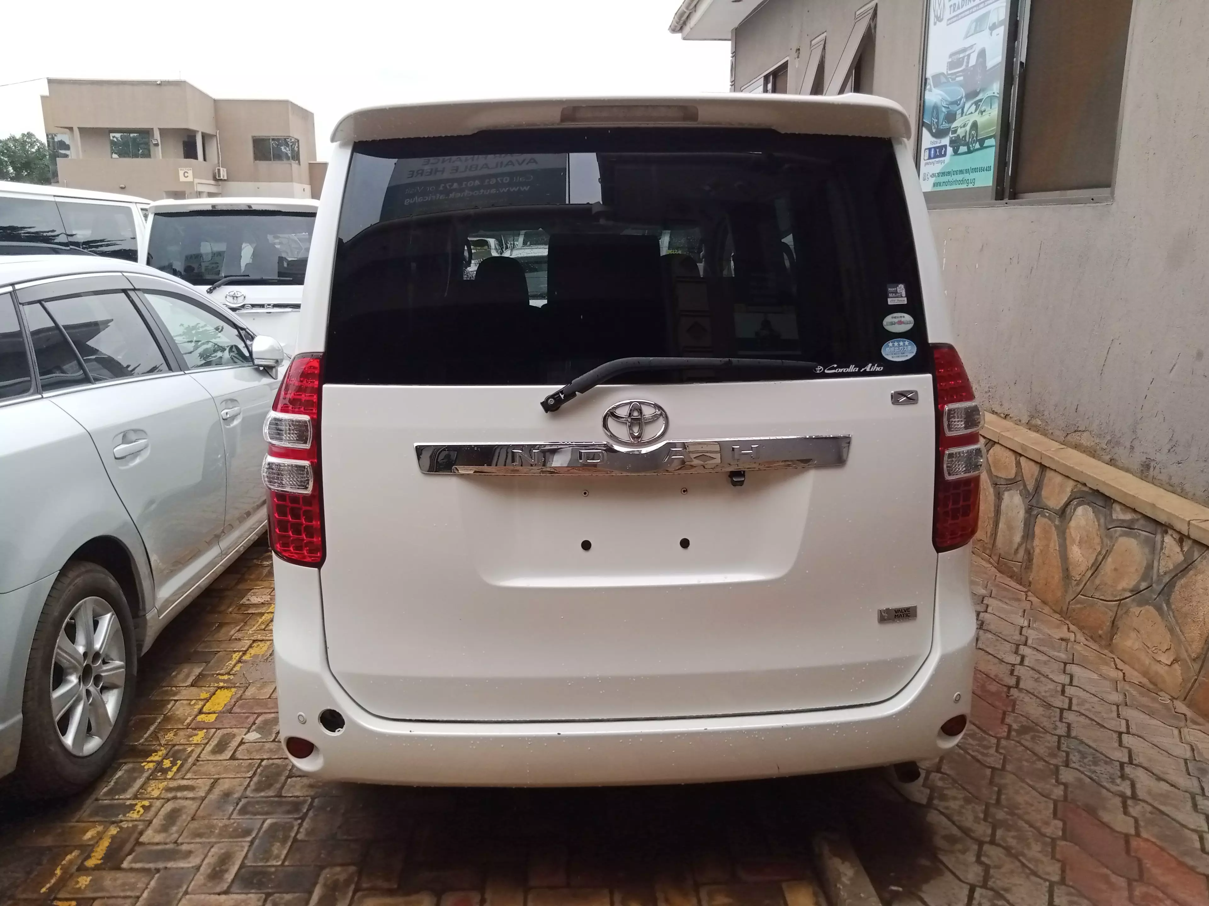 Toyota Noah   - 2012
