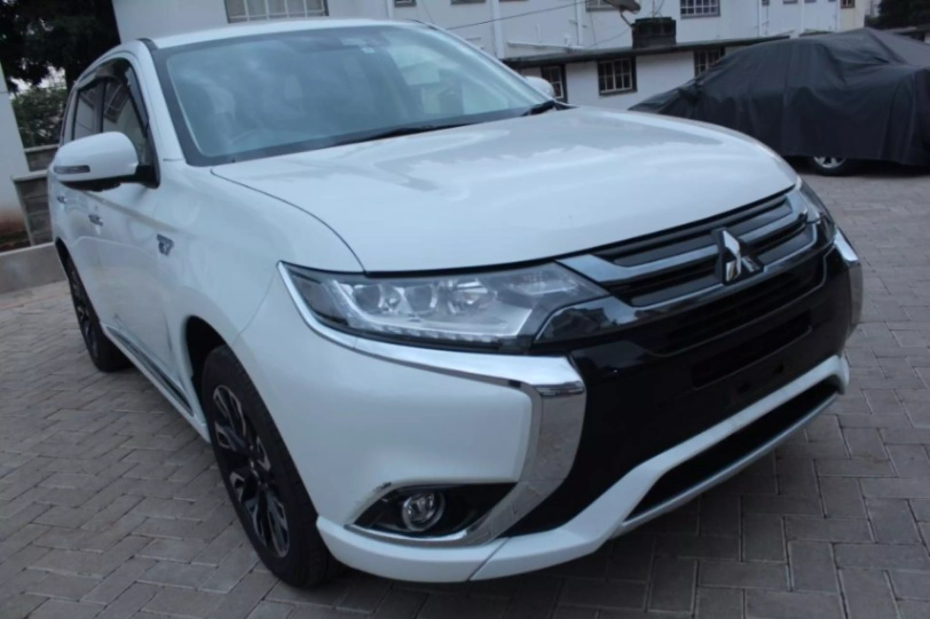 Mitsubishi Plug-in Hybrid Outlander - 2017