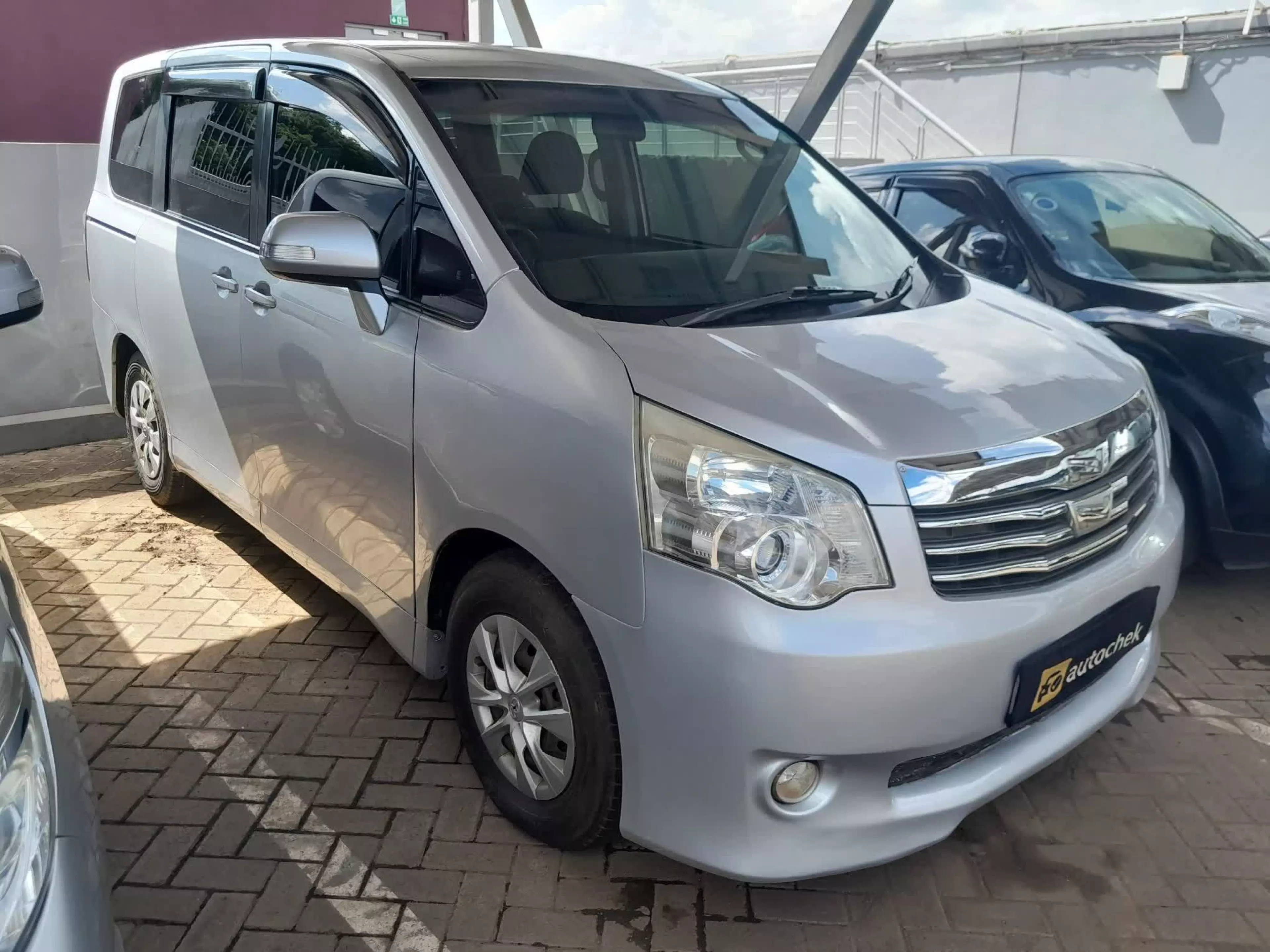 Toyota Noah - 2010