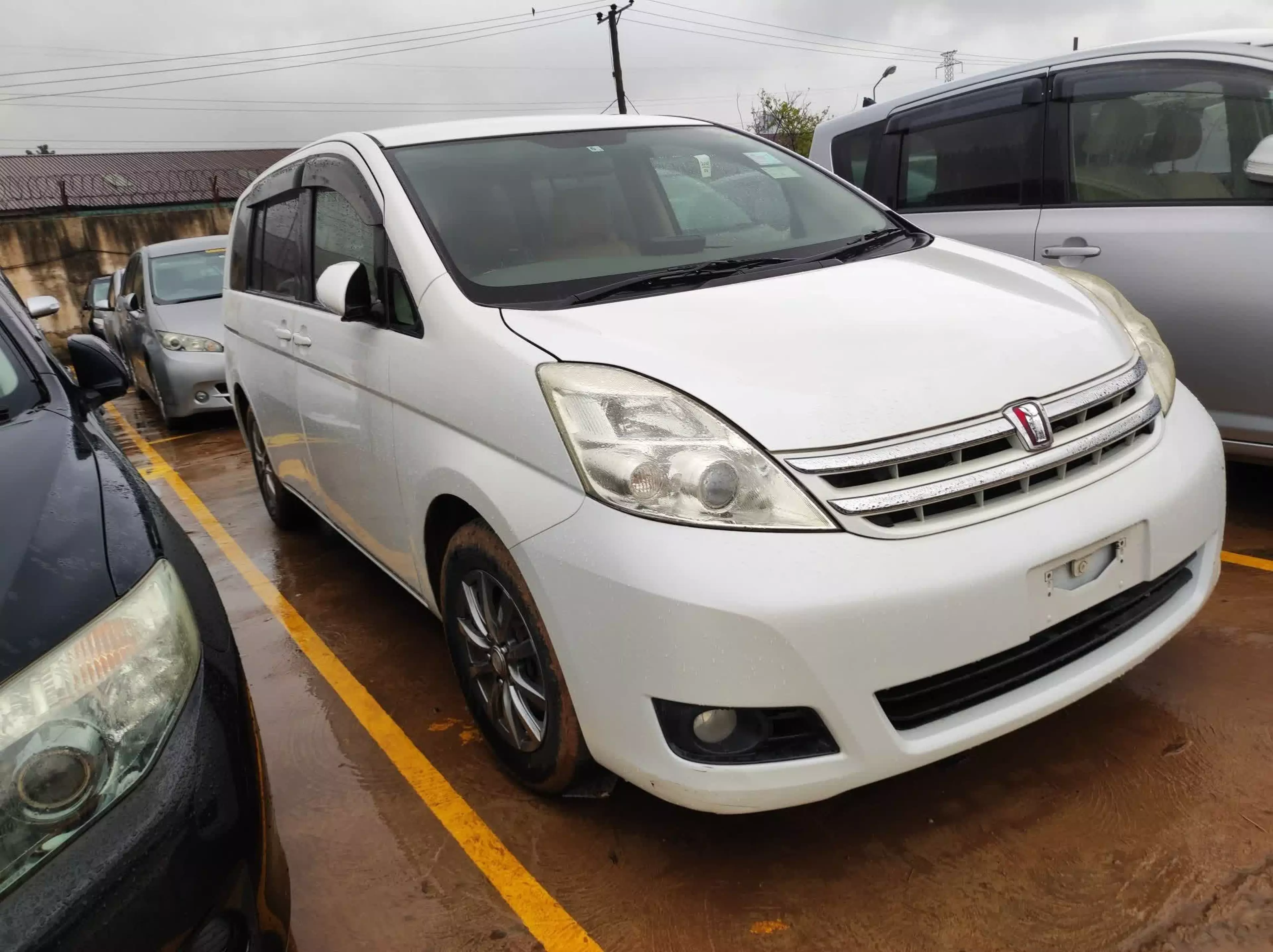 Toyota Isis  - 2010