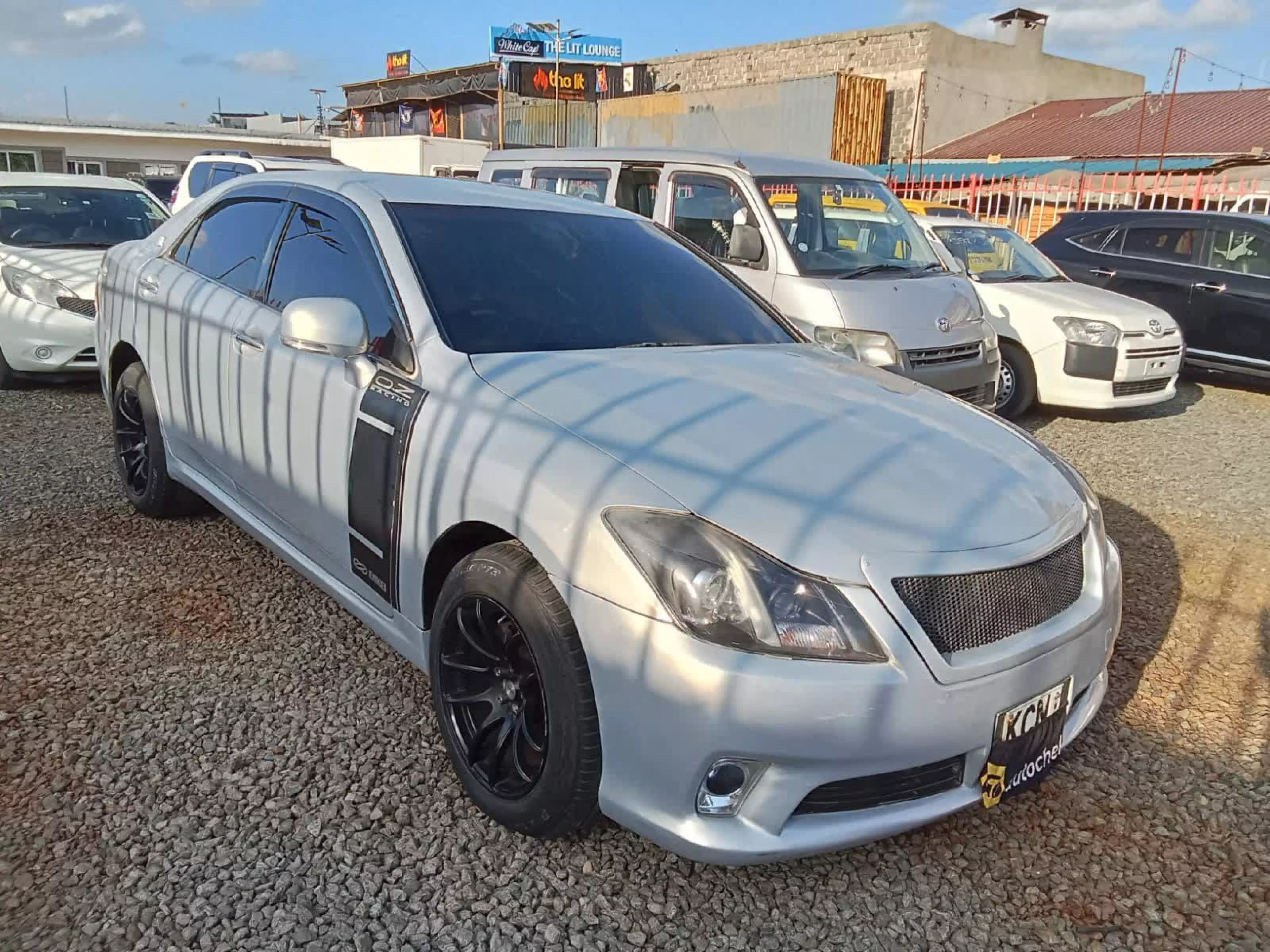 Toyota Crown Royal saloon  - 2010