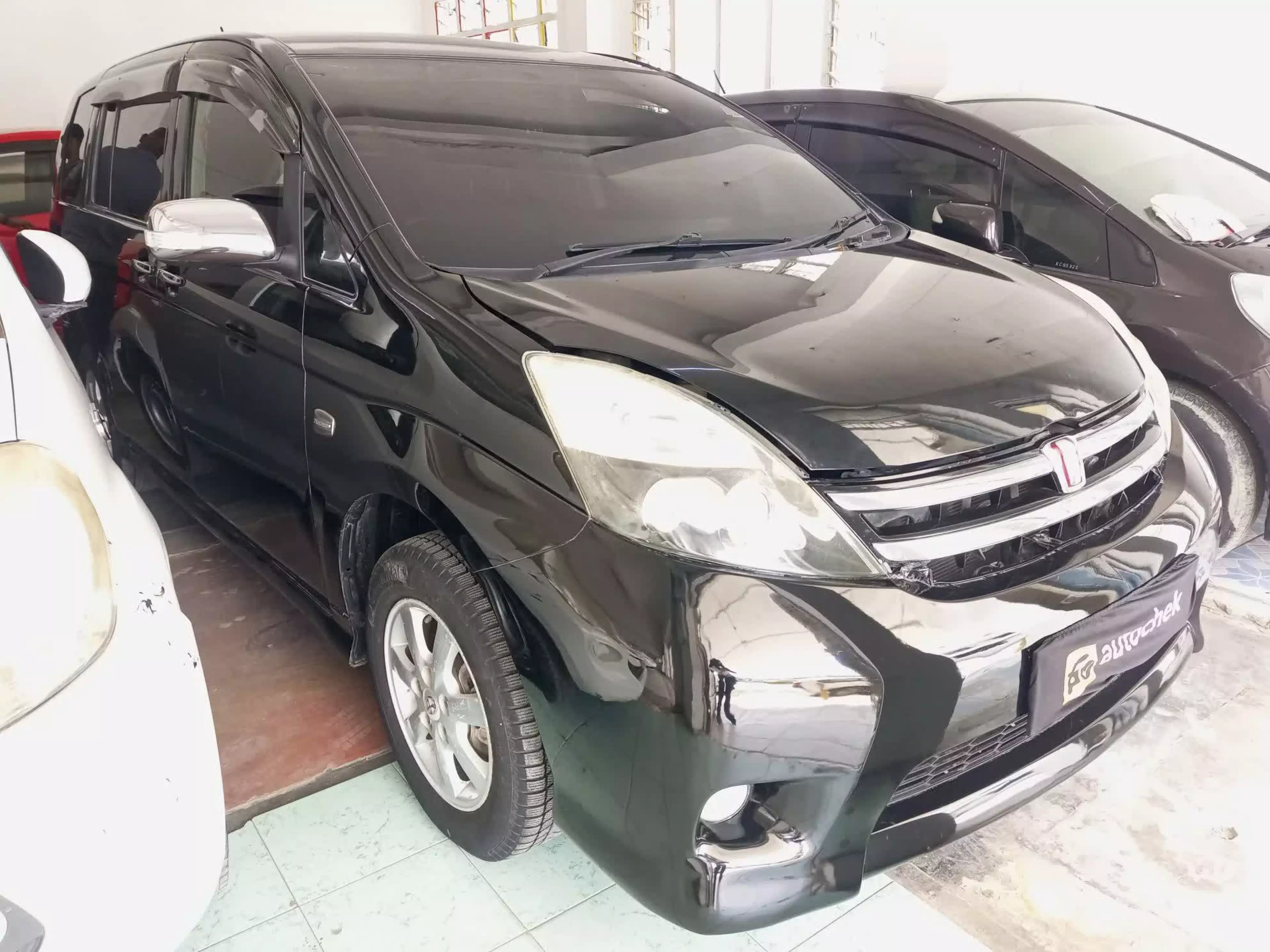 Toyota Isis  - 2011