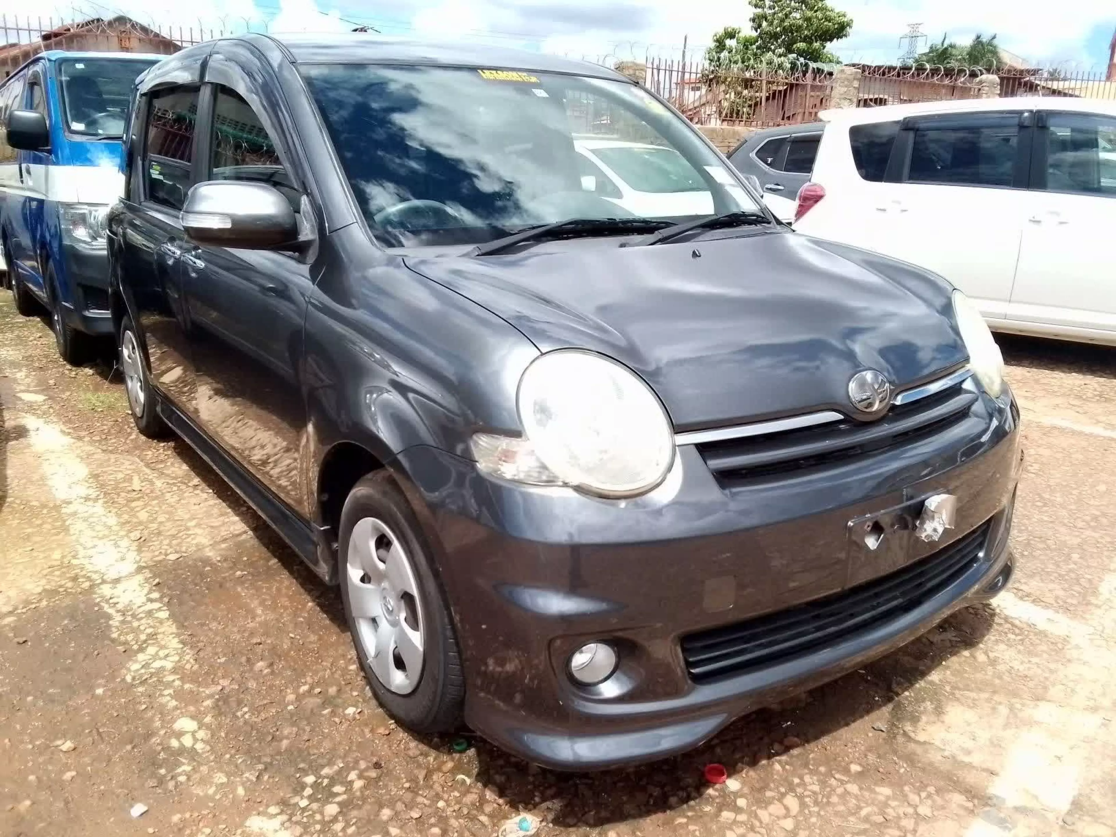 Toyota Sienta - 2008