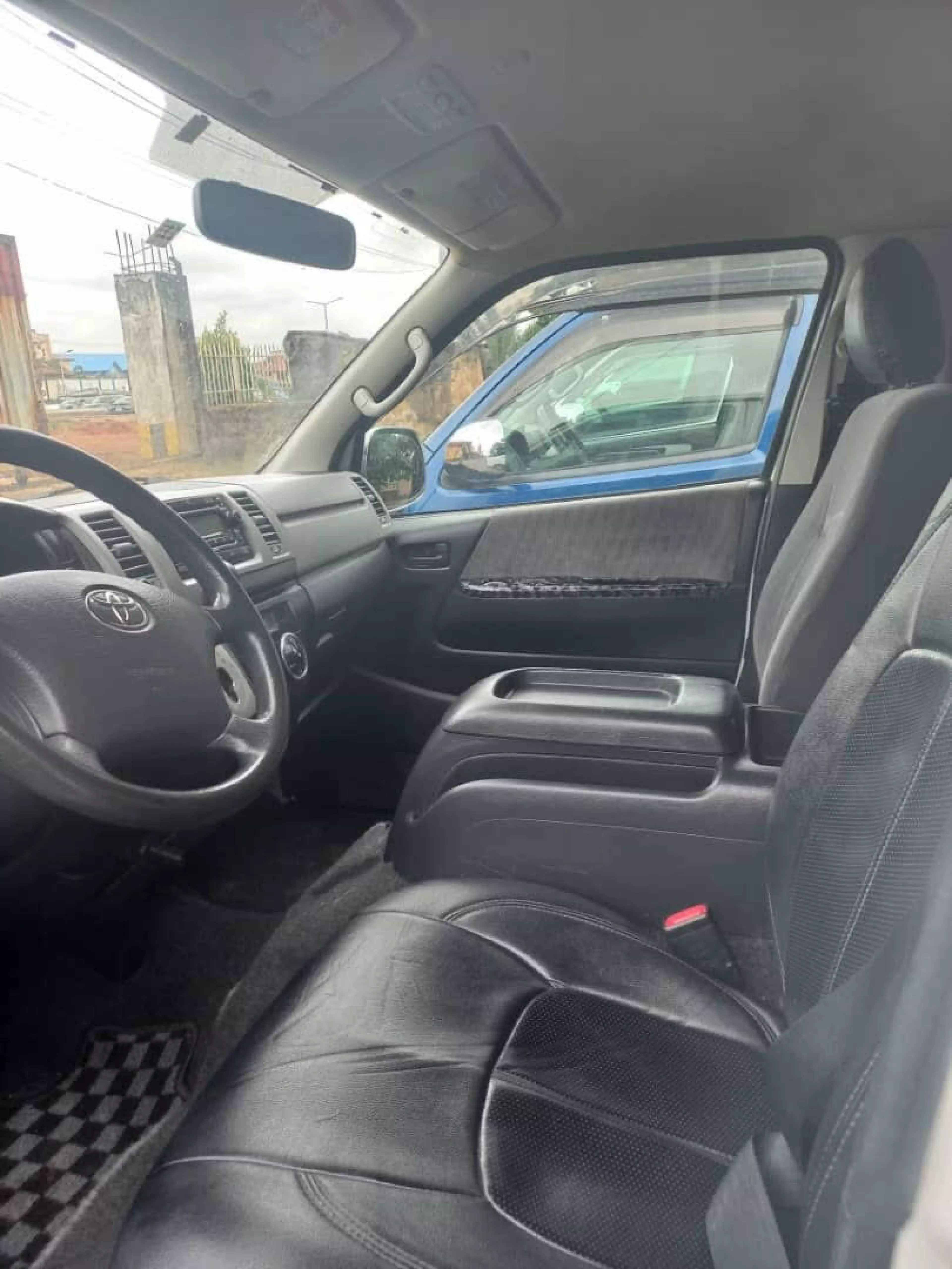 Toyota Hiace   - 2011