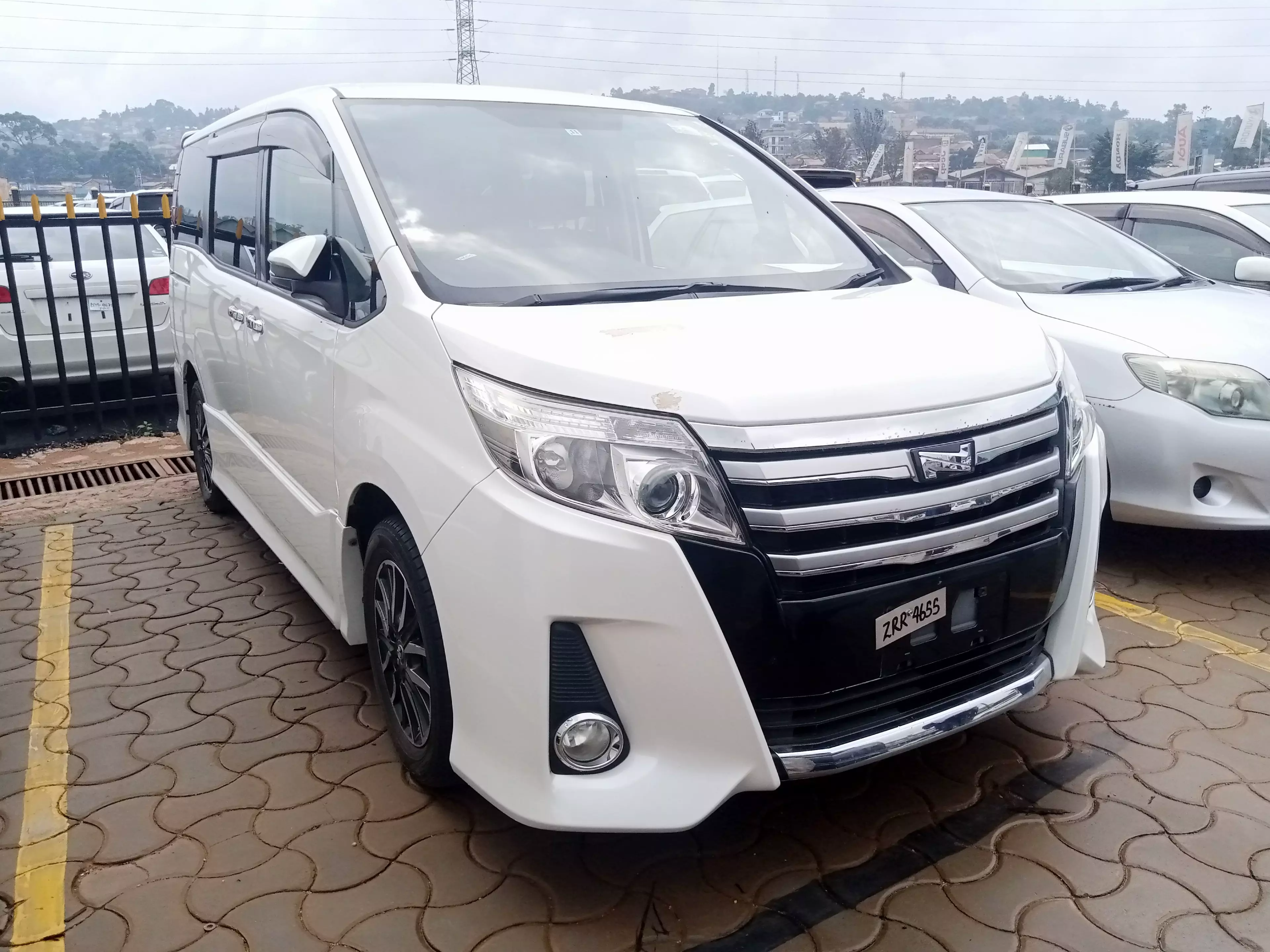 Toyota Noah - 2015