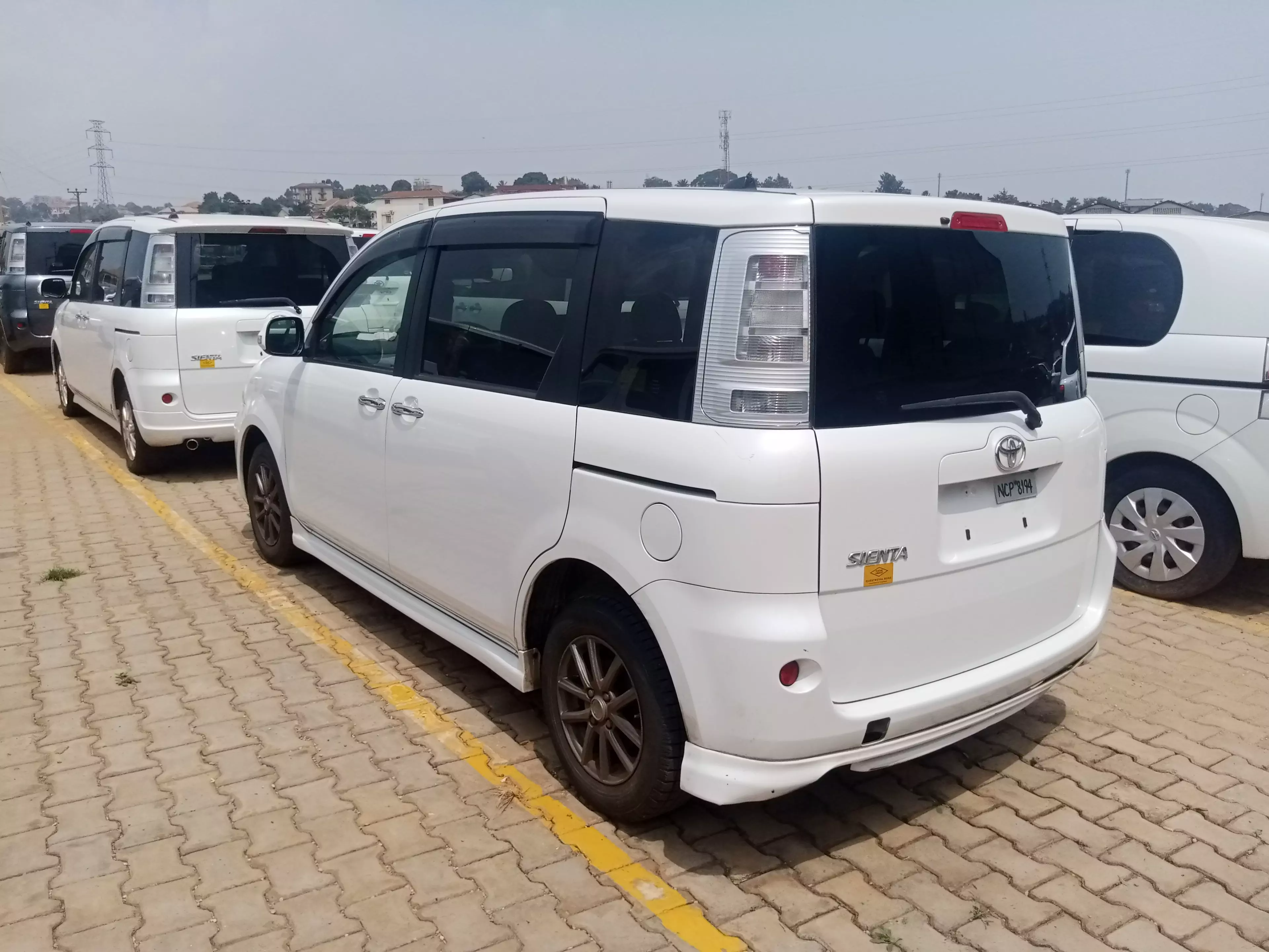 Toyota Sienta   - 2011