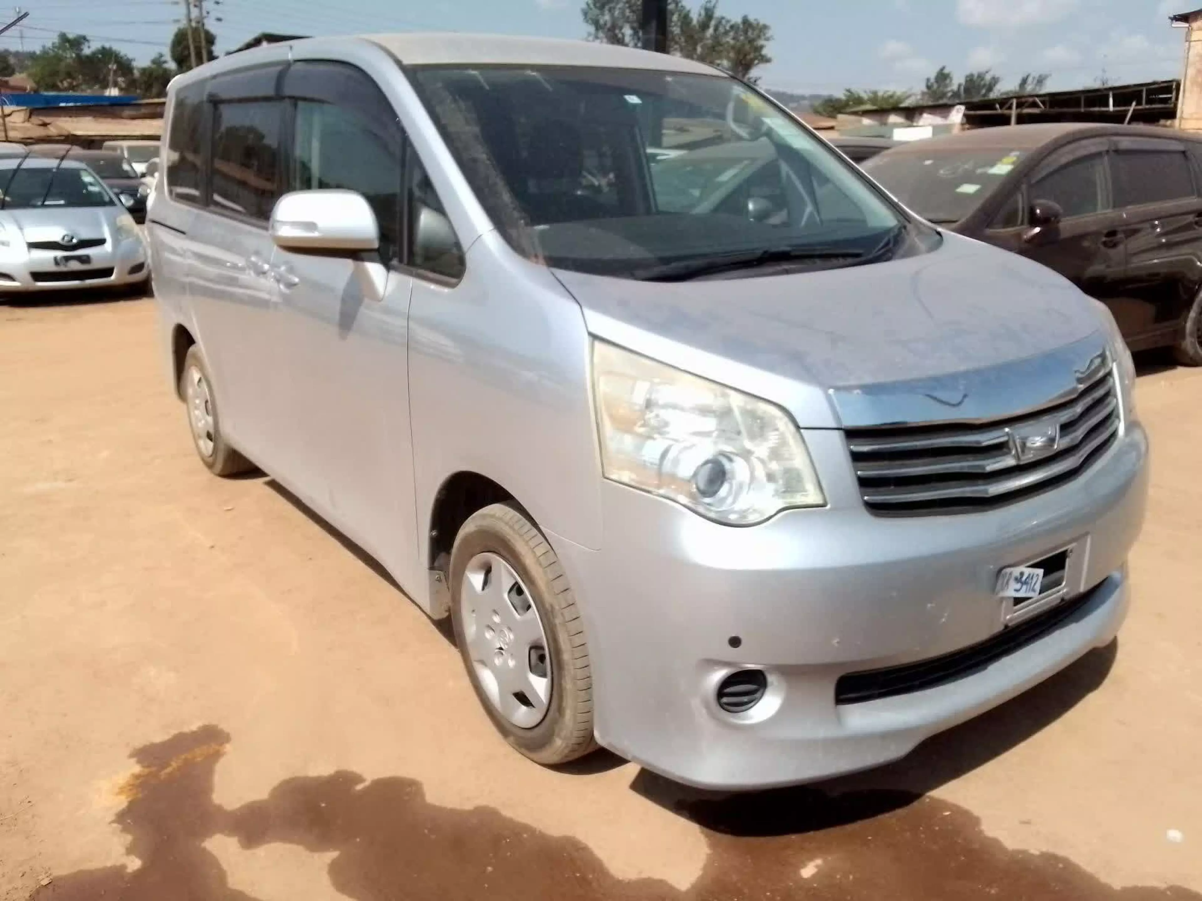 Toyota Noah - 2010