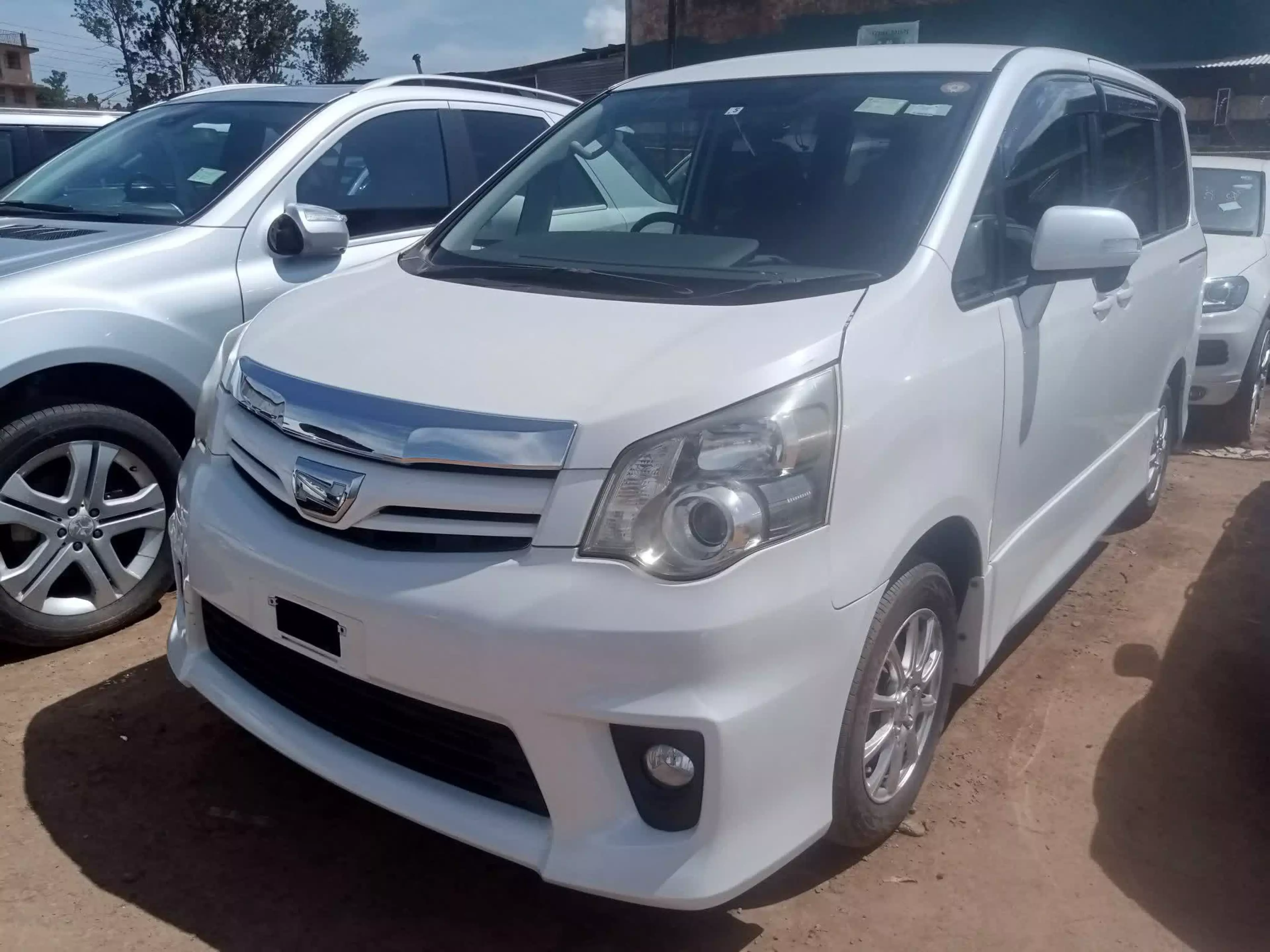 Toyota Noah - 2011