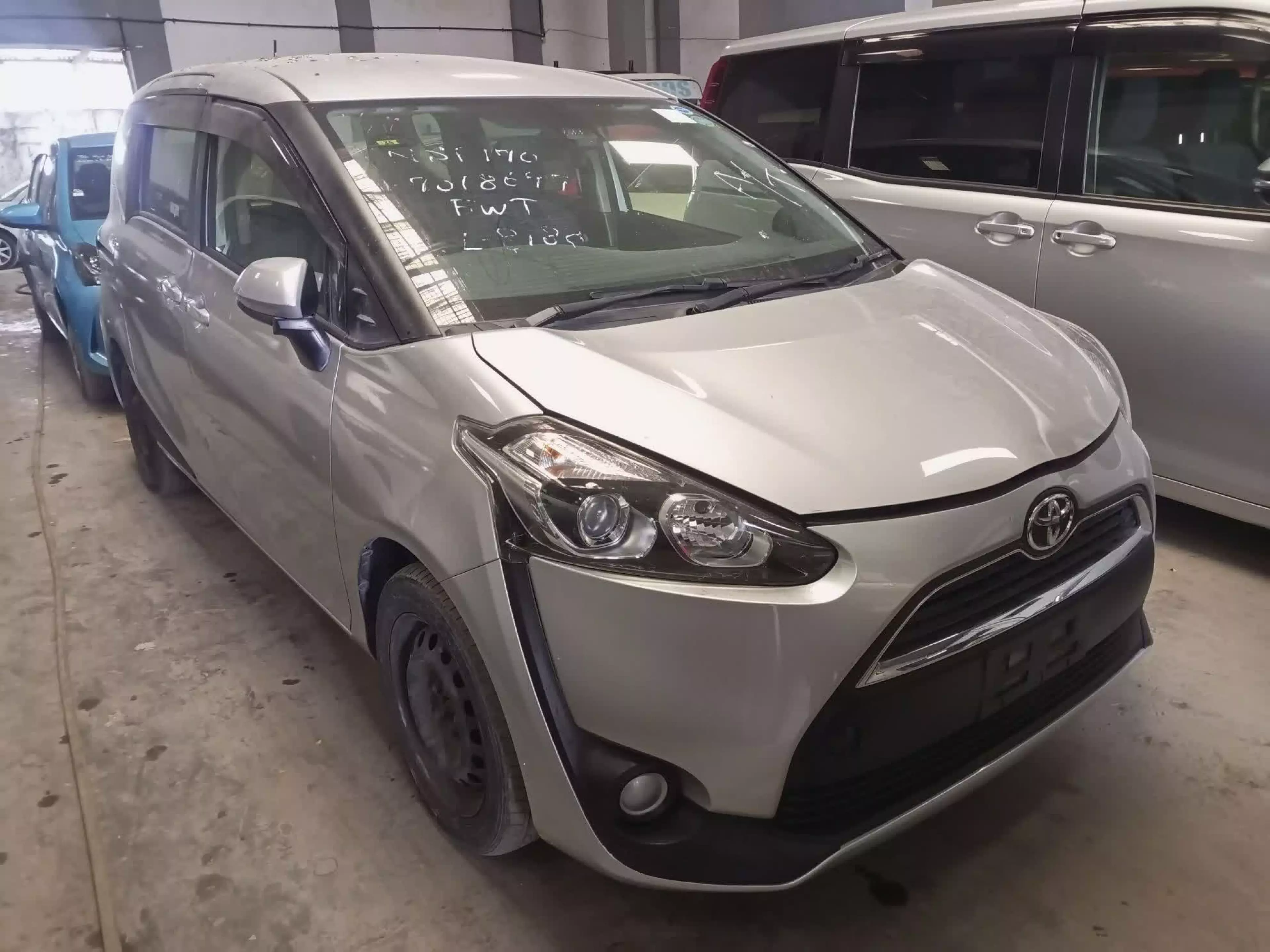 Toyota Sienta - 2015