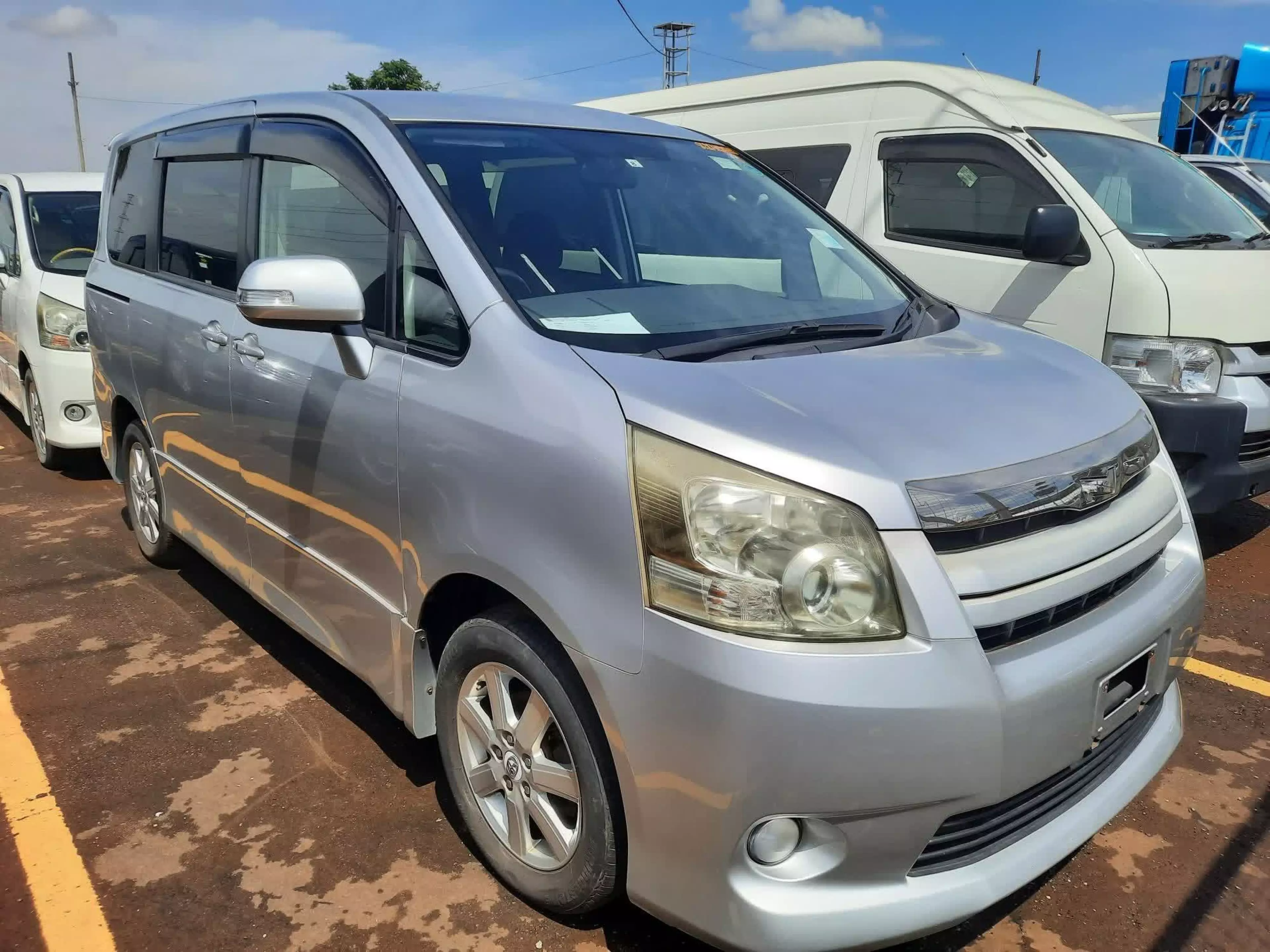 Toyota Noah - 2009